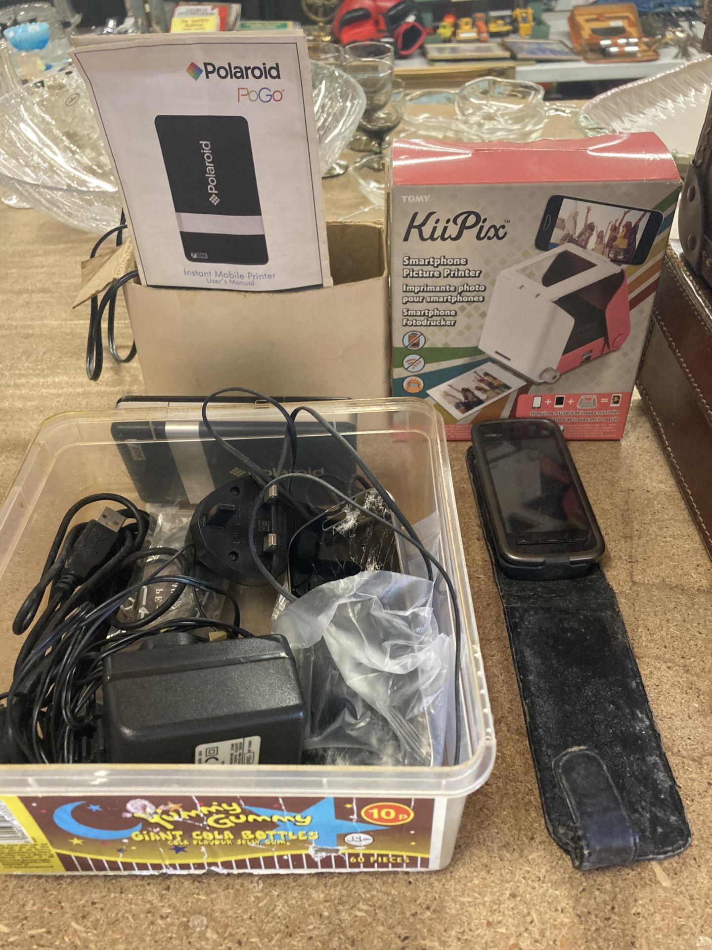 TWO VINTAGE MOBILE PHONES WITH CHARGERS, A TOMY SMARTPHONE PICTURE PRINTER AND A POLAROID POGO