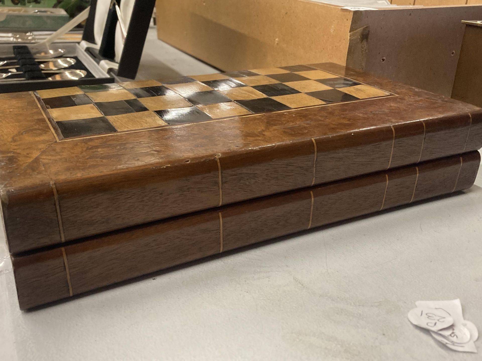 A FOLDING CHESS/BACKGAMMON BOX WITH COUNTERS, DICE AND SHAKER - Image 6 of 6