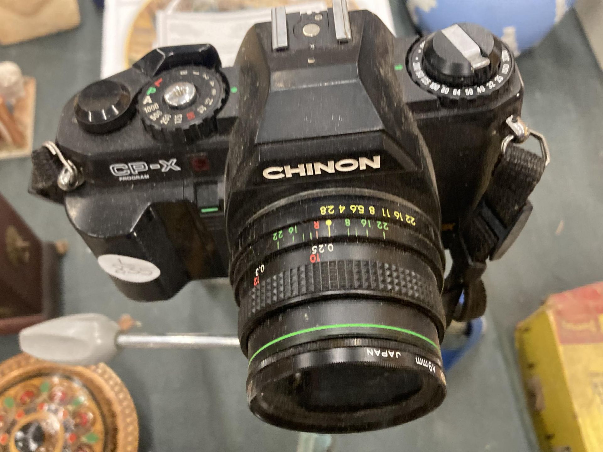 TWO VINTAGE CAMERAS TO INCLUDE A SIX-20 BROWNIE, CHINON CP-X, A SIGMA ZOOM LENS IN LEATHER CASE - Image 4 of 6