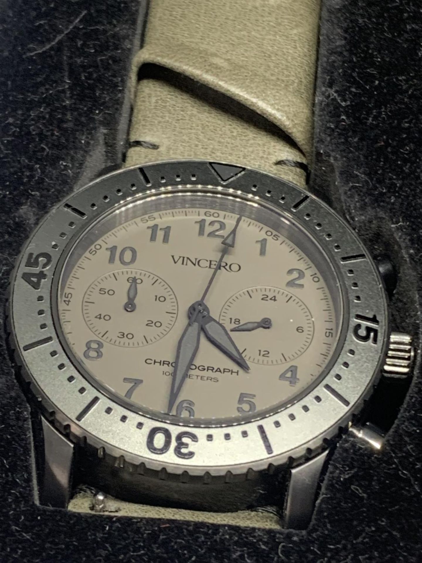 A VINCERO CHRONOGRAPH WRIST WATCH IN A PRESENTATION BOX SEEN WORKING BUT NO WARRANTY - Image 2 of 3