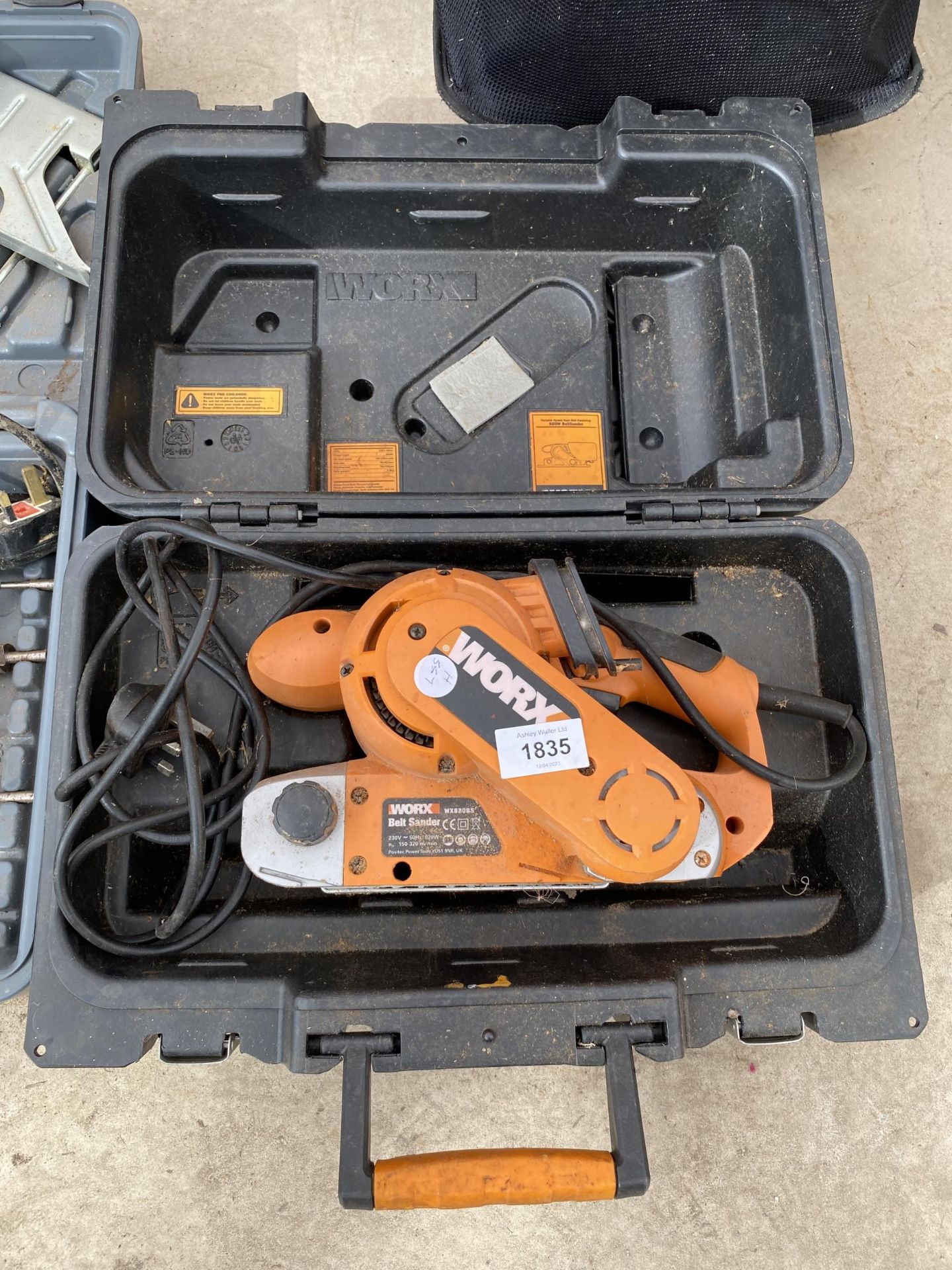 A WORX ELECTRIC PLANER AND A HITACHI ROUTER - Image 2 of 3