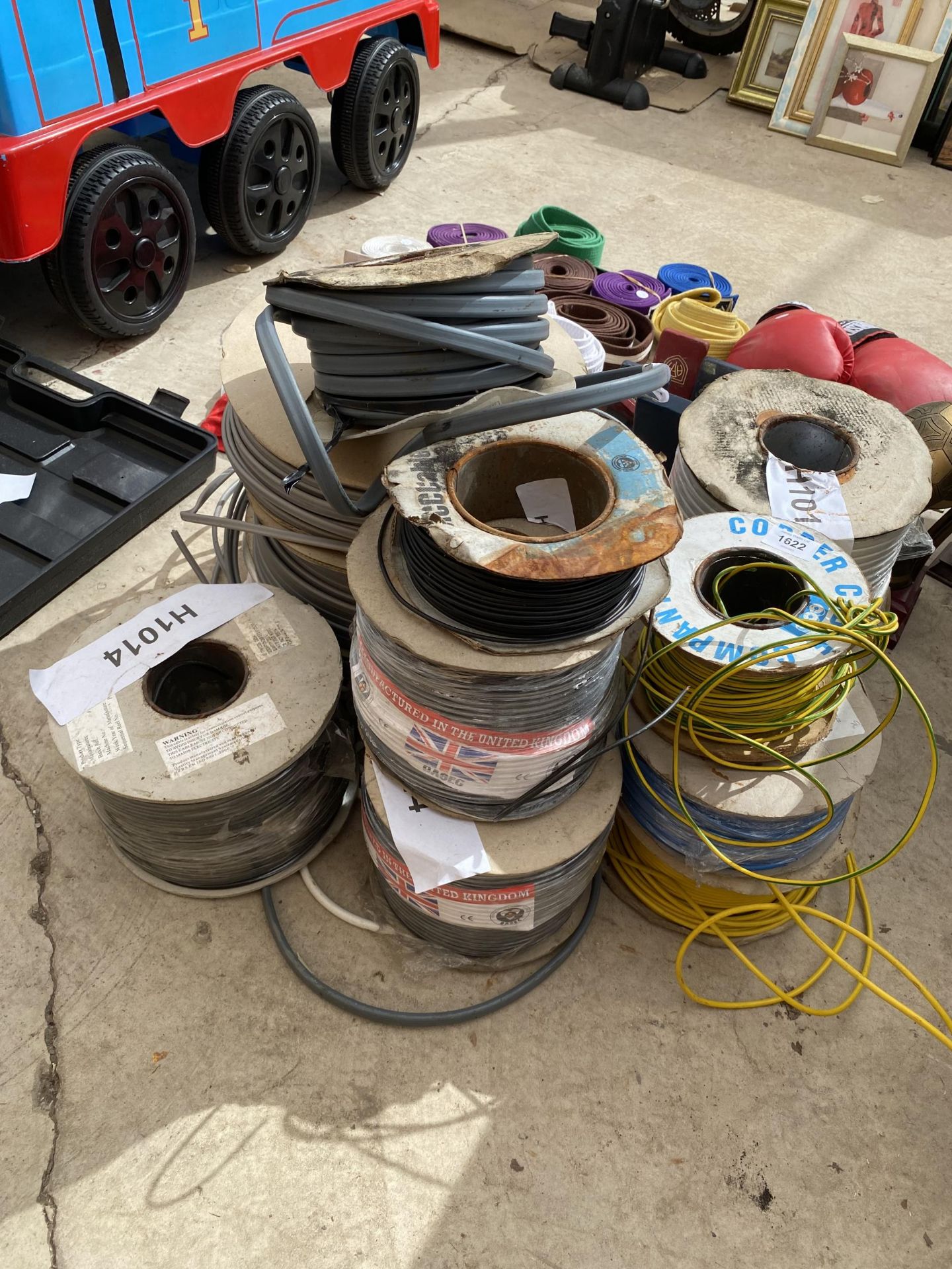 A LARGE QUANTITY OF ASSORTED CABLE AND WIRE