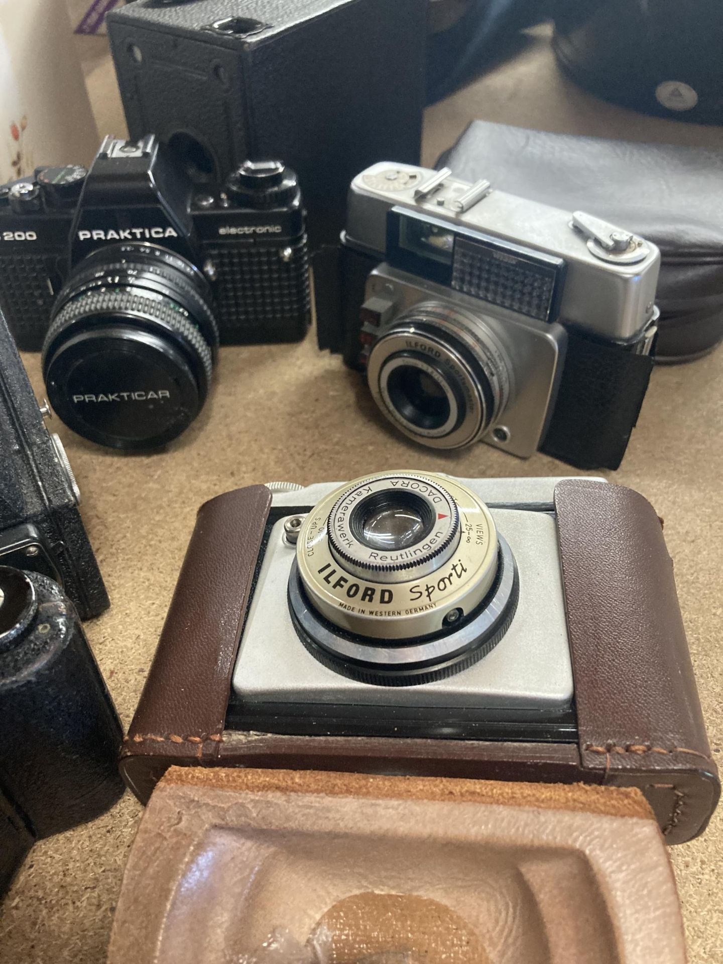 A QUANTITY OF VINTAGE CAMERAS TO INCLUDE AN ILFORD SPORTI, ENSIGN FUL-VUE, PRAKTICA B200, ILFORD - Image 3 of 4