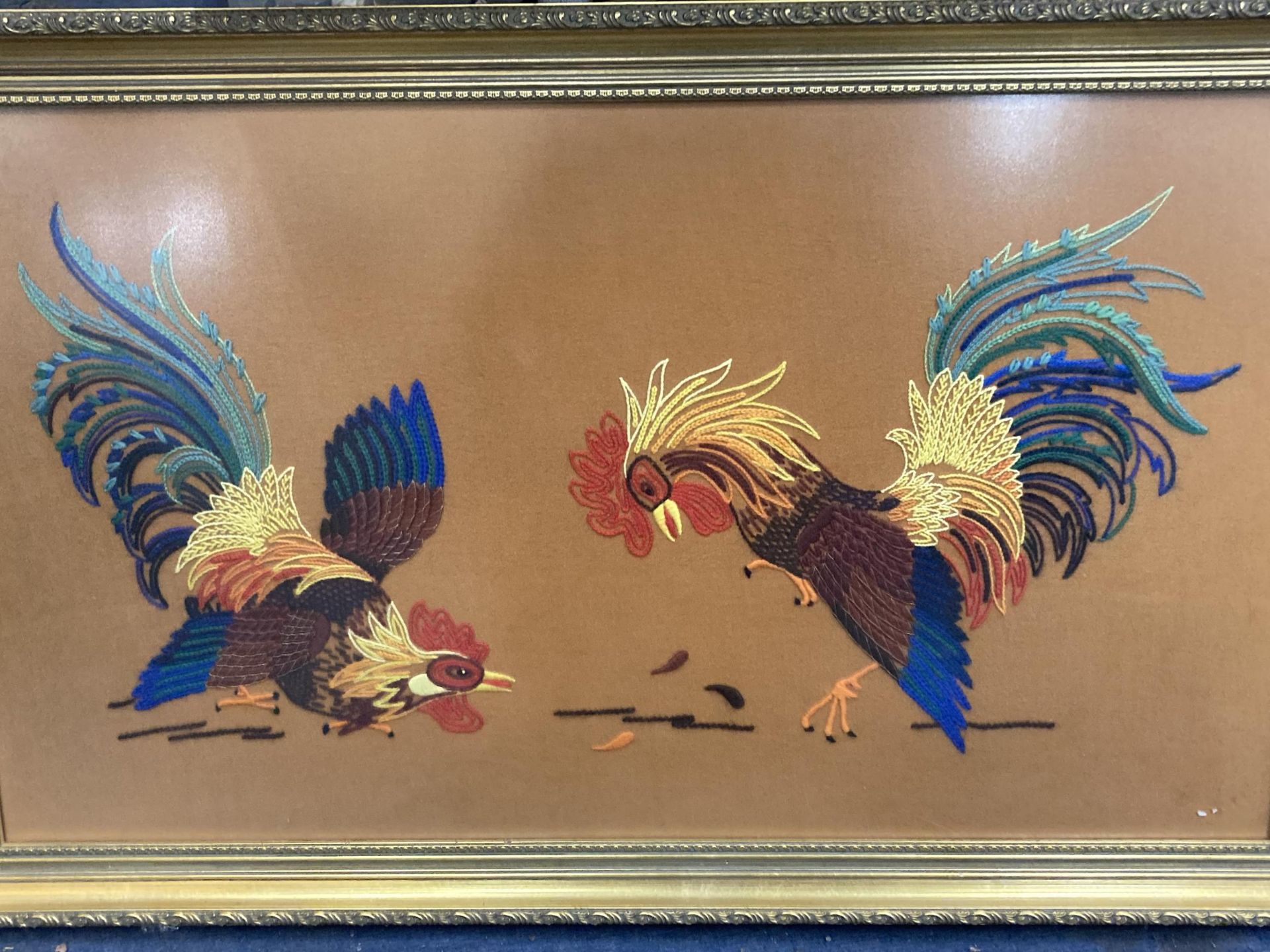 A LARGE GILT FRAMED WOOLWORK PICTURE OF FIGHTING COCKS 93CM X 57CM - Image 2 of 2