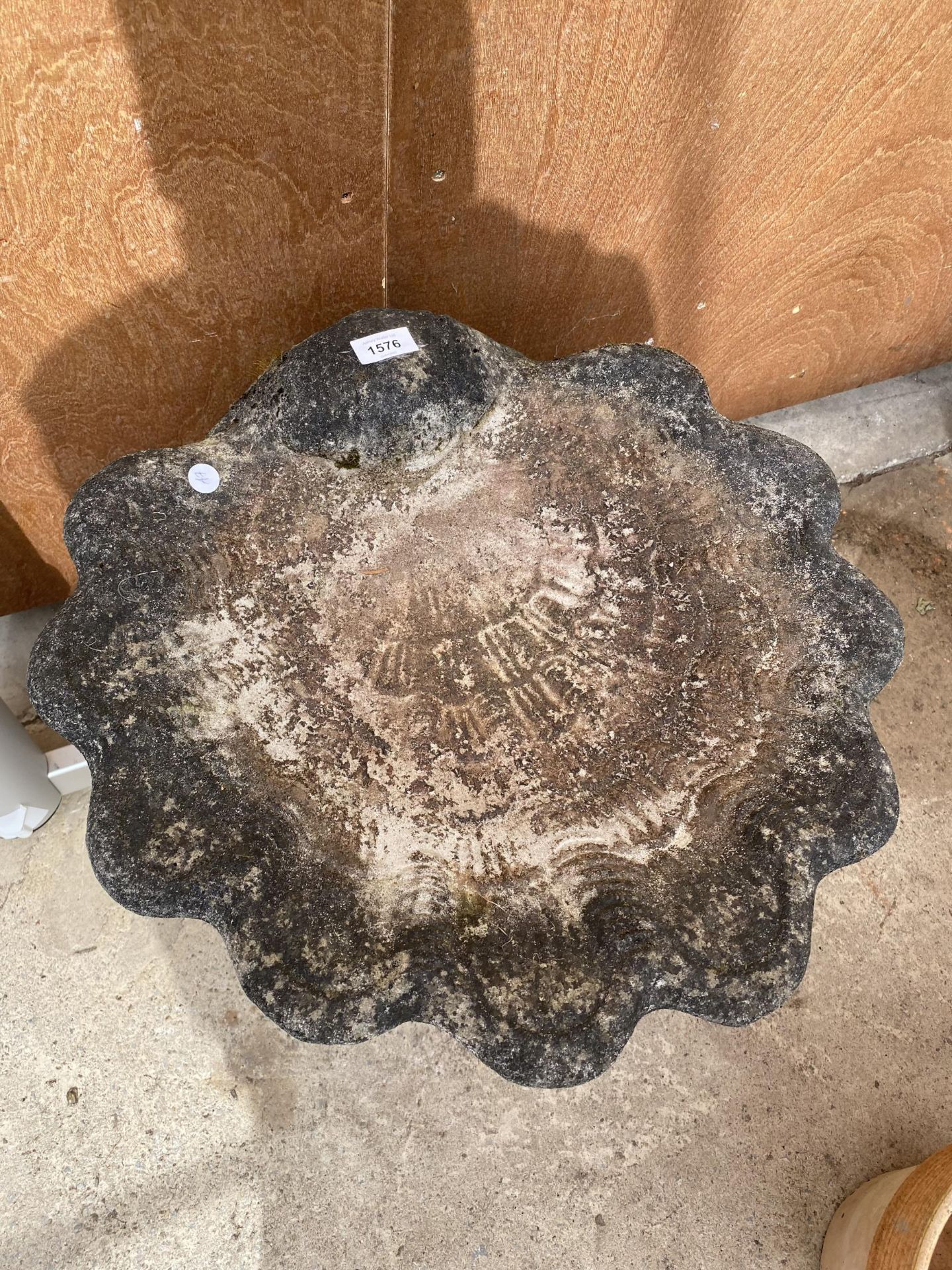 A RECONSTITUTED STONE BIRD BATH WITH PEDESTAL BASE AND SHEEL SHAPED TOP - Image 2 of 3