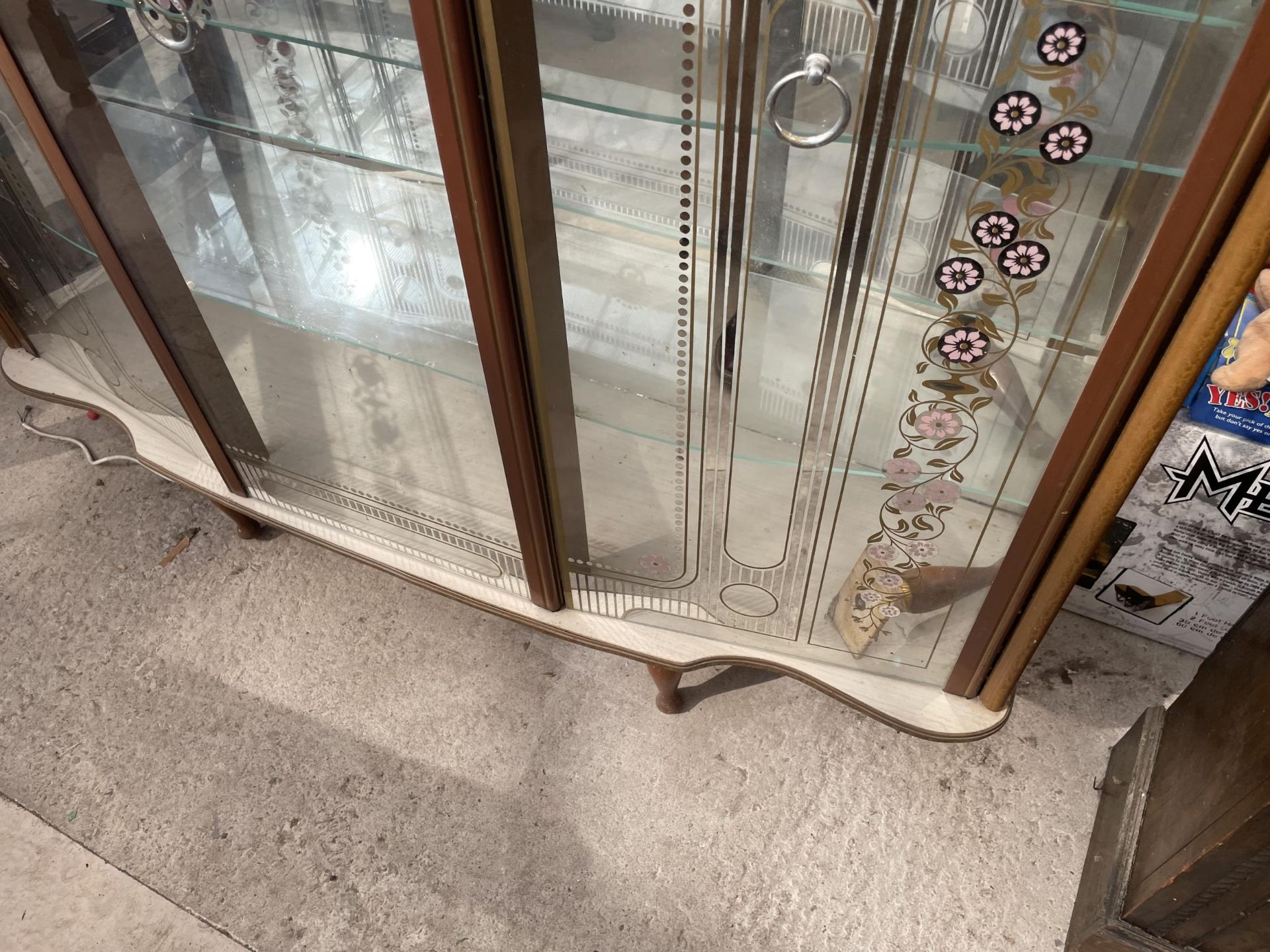 A 1960'S GLASS THREE DOOR CABINET WITH FLORAL DECORATION ON GLASS - Image 3 of 3