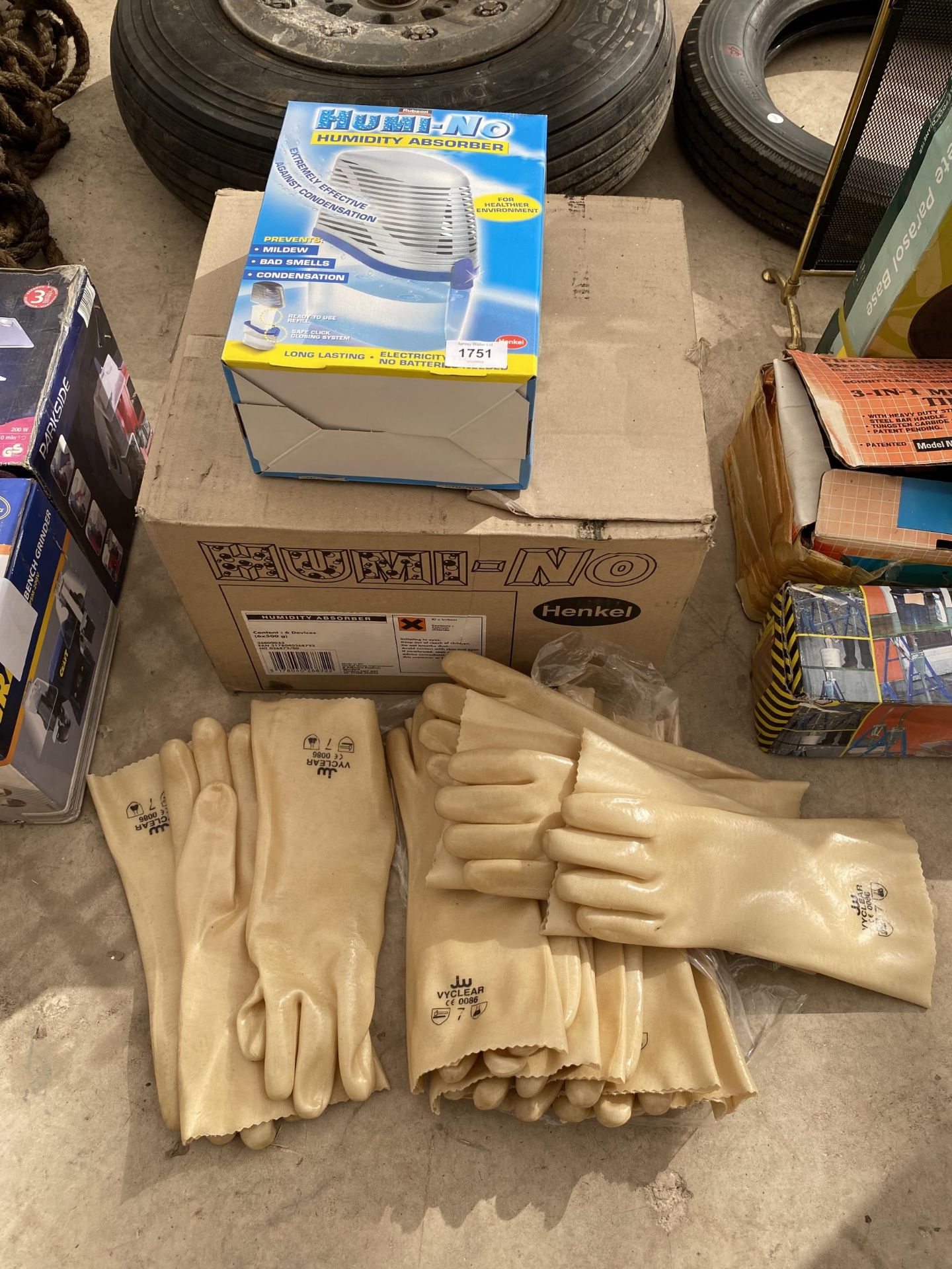 AN ASSORTMENT OF ITEMS TO INCLUDE A HUMIDITY ABSORBER AND SEVERAL PAIRS OF NEW GLOVES ETC