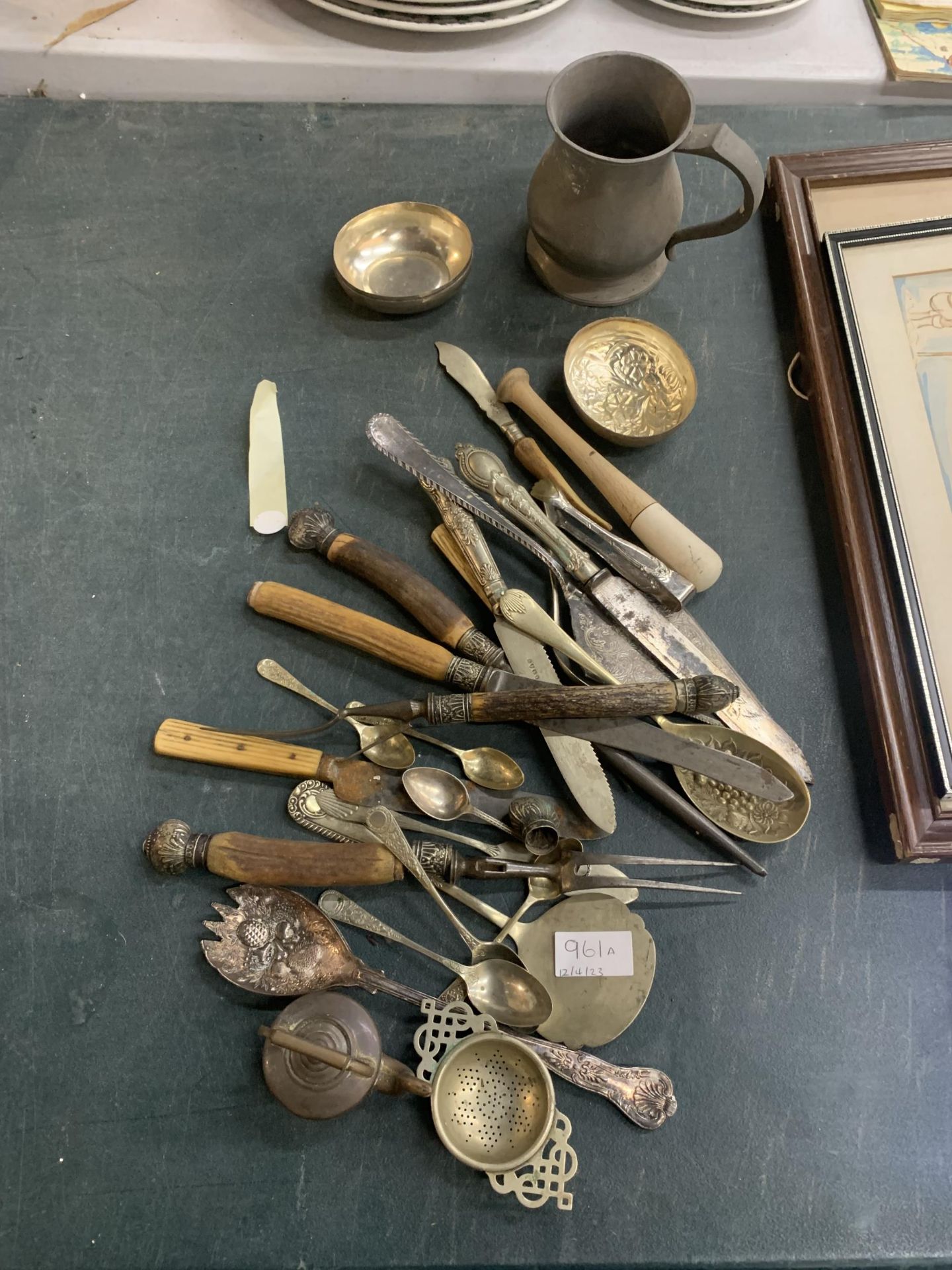 A QUANTITY OF VINTAGE FLATWARE TO INCLUDE SERVING SPOONS, KNIVES, SERVING FORKS, A PEWTER TANKARD, - Image 2 of 5