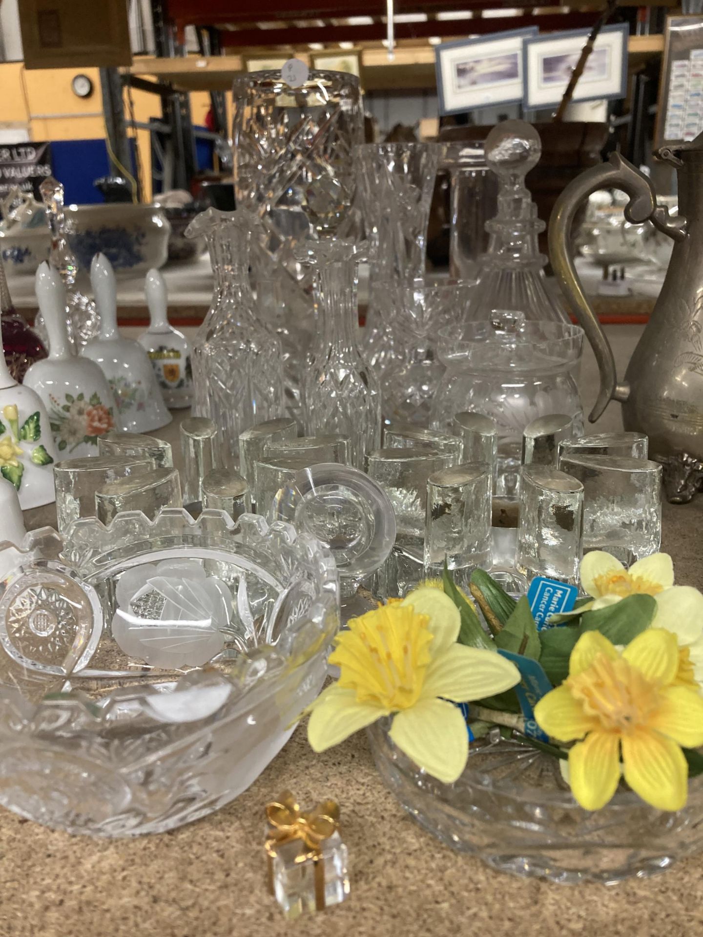 A QUANTITY OF GLASSWARE TO INCLUDE VASES, OIL BOTTLES, BOWLS, ETC