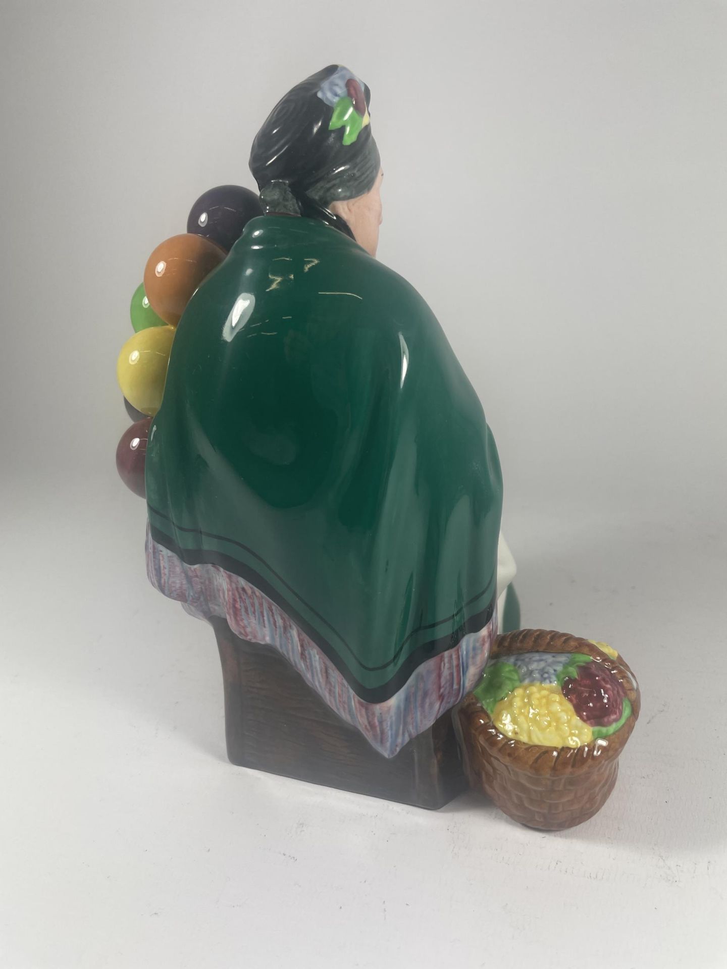 A ROYAL DOULTON THE OLD BALLOON SELLER HN1315 CHARACTER FIGURE - Image 3 of 5