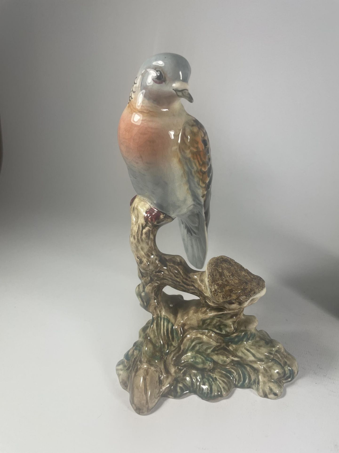 A BESWICK 1022 BIRD FIGURE A/F WITH A BIRD MISSING