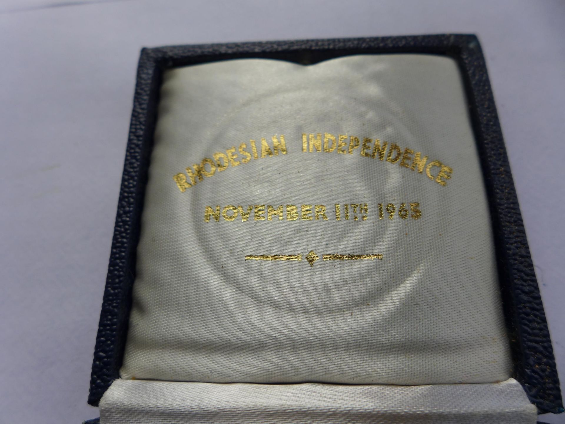 A CASED BRONZE RHODESIAN INDEPENDANCE MEDAL DATED NOVEMBER 11TH 1965, 37MM - Image 2 of 4