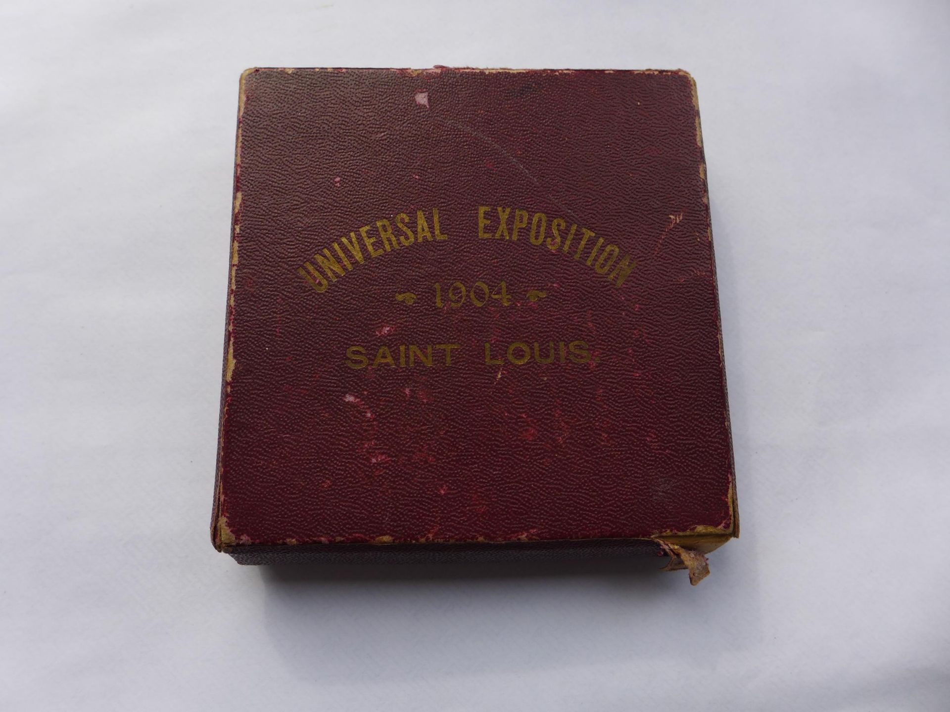 A CASED U.S.A. SAINT LOUIS 1904 BRONZE LOUISIANA PURCHASE EXPOSITION GOLD MEDAL, HEIGHT 7CM, WIDTH - Image 2 of 4