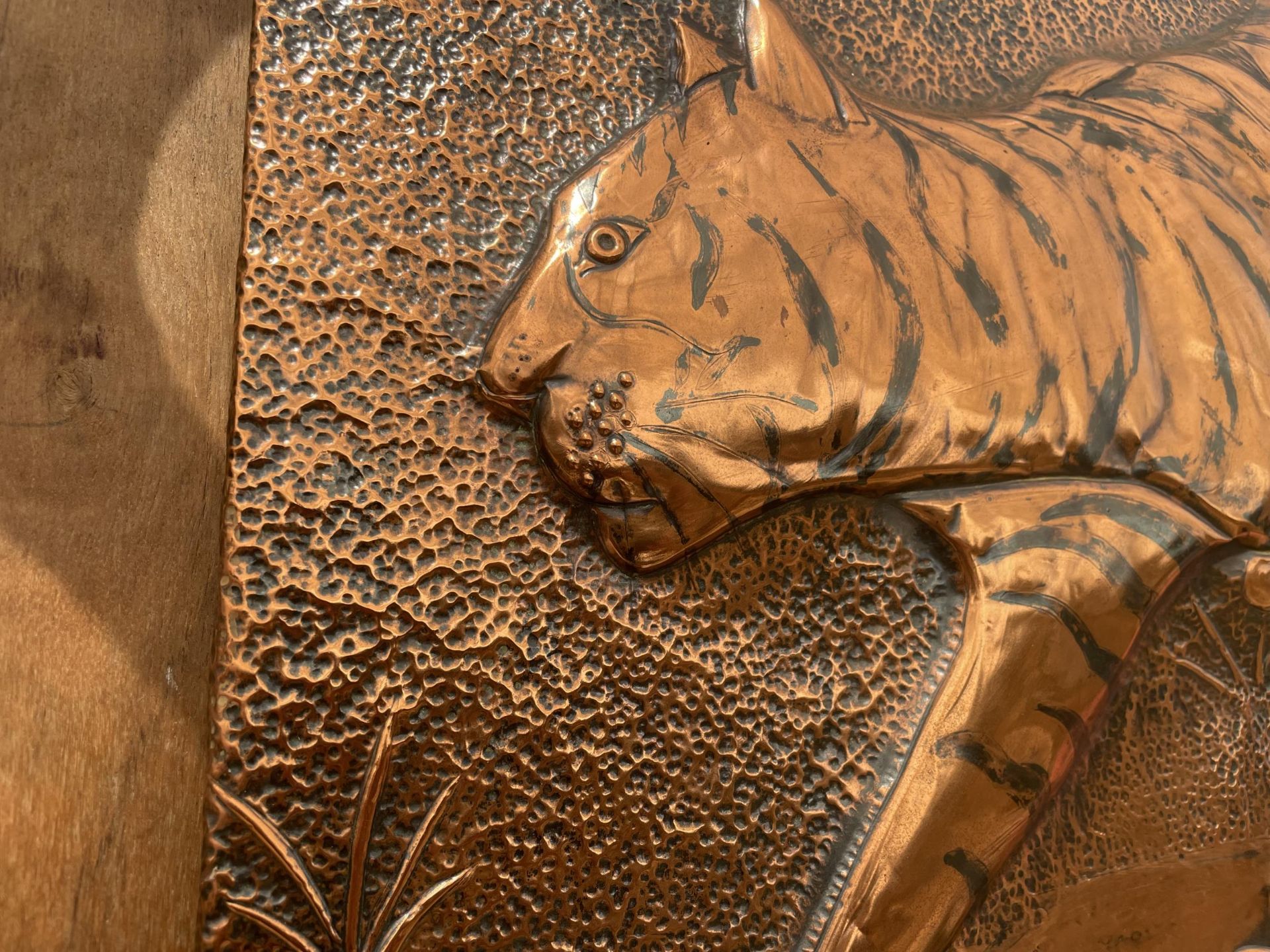 A COPPER EMBOSED PLAQUE OF A TIGER - Image 2 of 2