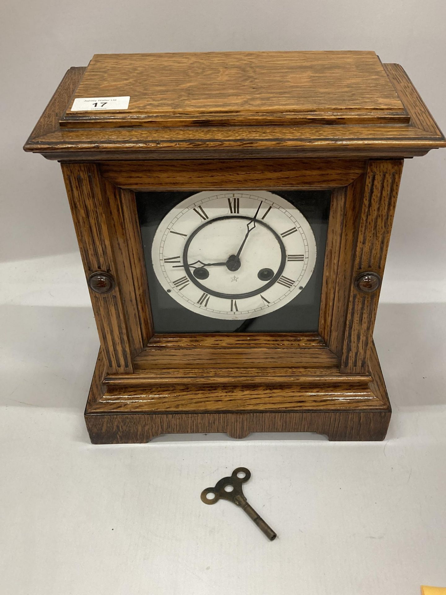 AN EARLY 20TH CENTURY JUNGHANS, GERMAN, OAK CASED CHIMING MANTLE CLOCK WITH KEY - Image 5 of 5