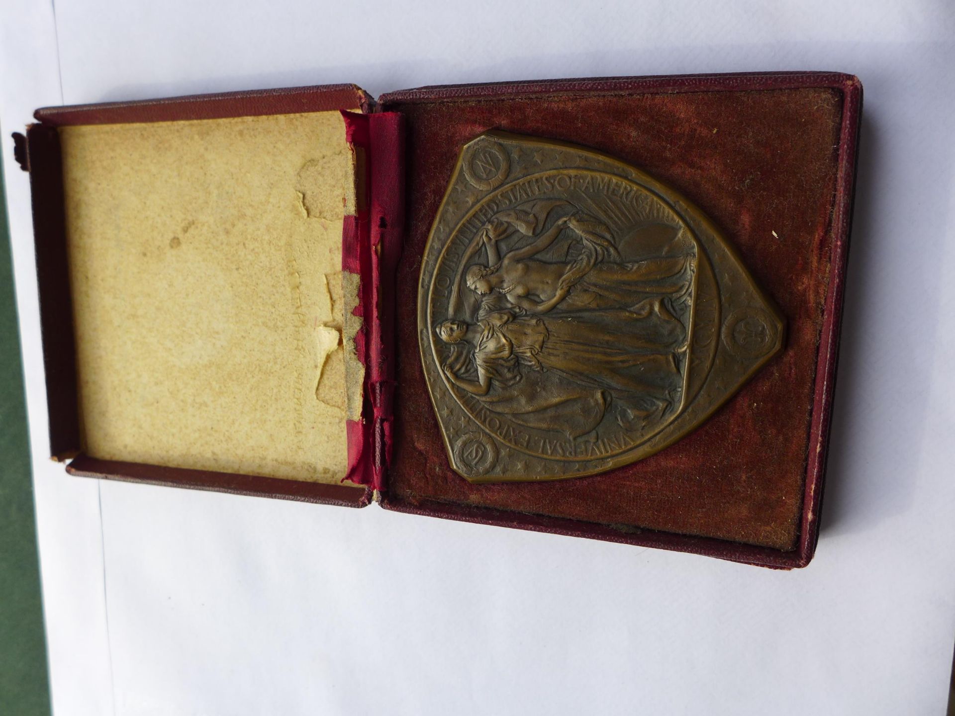 A CASED U.S.A. SAINT LOUIS 1904 BRONZE LOUISIANA PURCHASE EXPOSITION GOLD MEDAL, HEIGHT 7CM, WIDTH - Image 4 of 4
