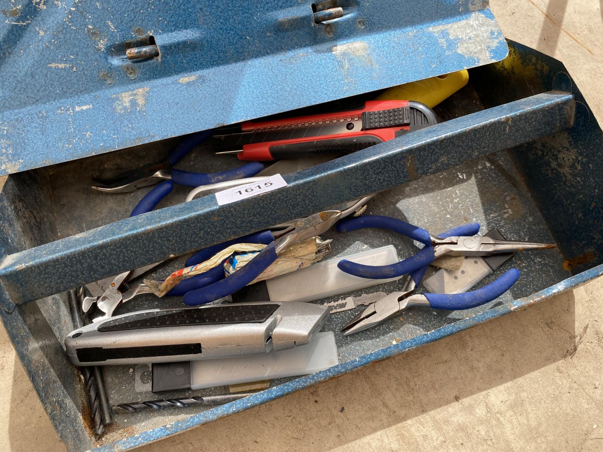 A METAL TOOL BOX CONTAINING AN ASSORTMENT OF TOOLS TO INCLUDE DRILL BITS AND SCREW DRIVERS ETC - Image 2 of 3