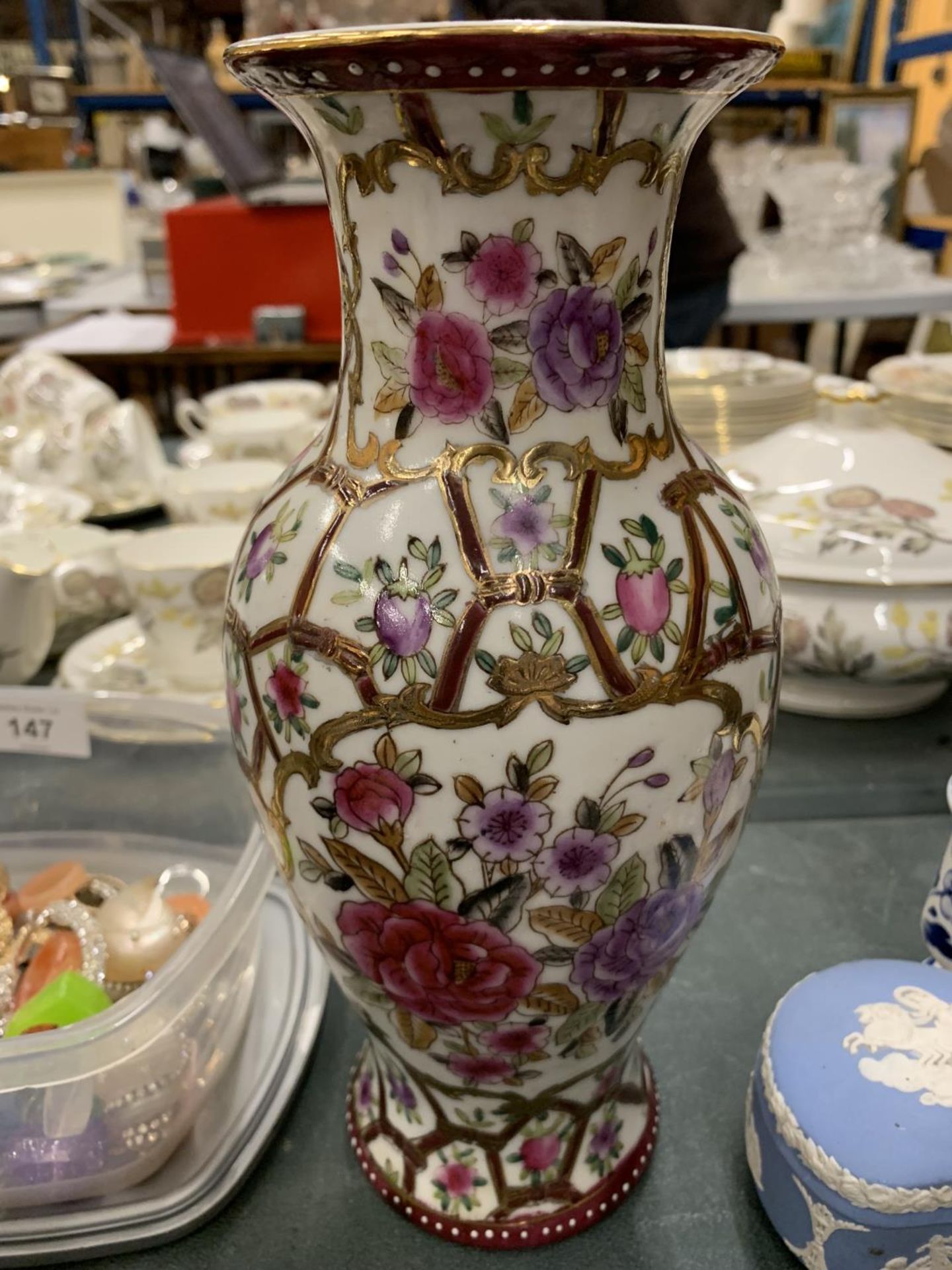 AN ORIENTAL FAMILLE ROSE STYLE VASE HEIGHT 25CM