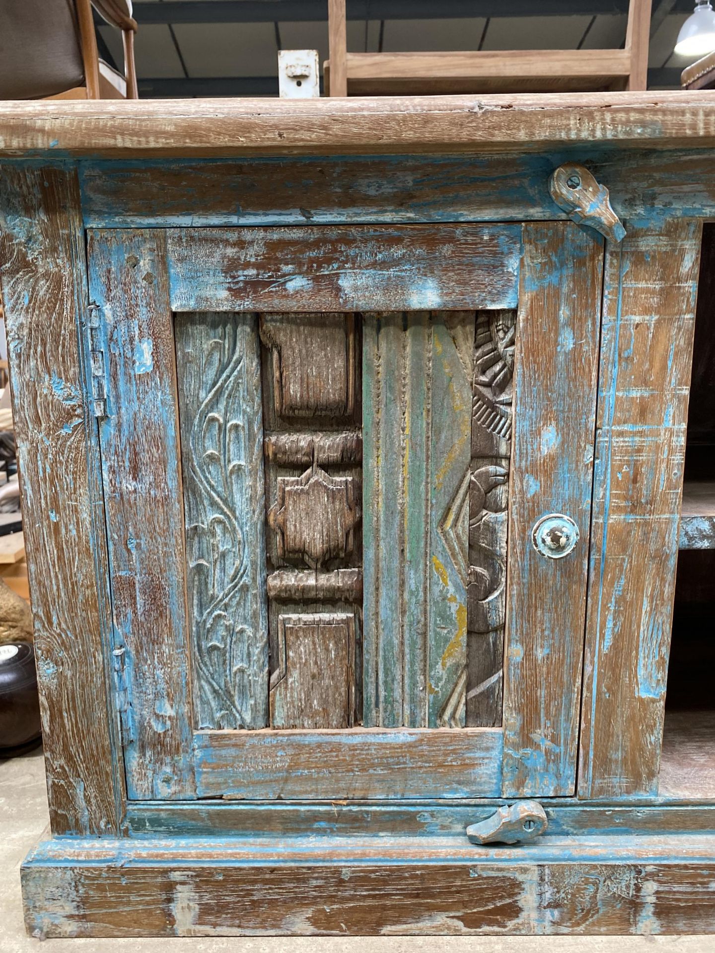 A VINTAGE INDIAN BLUE PAINTED HARDWOOD TV STAND - Image 4 of 6