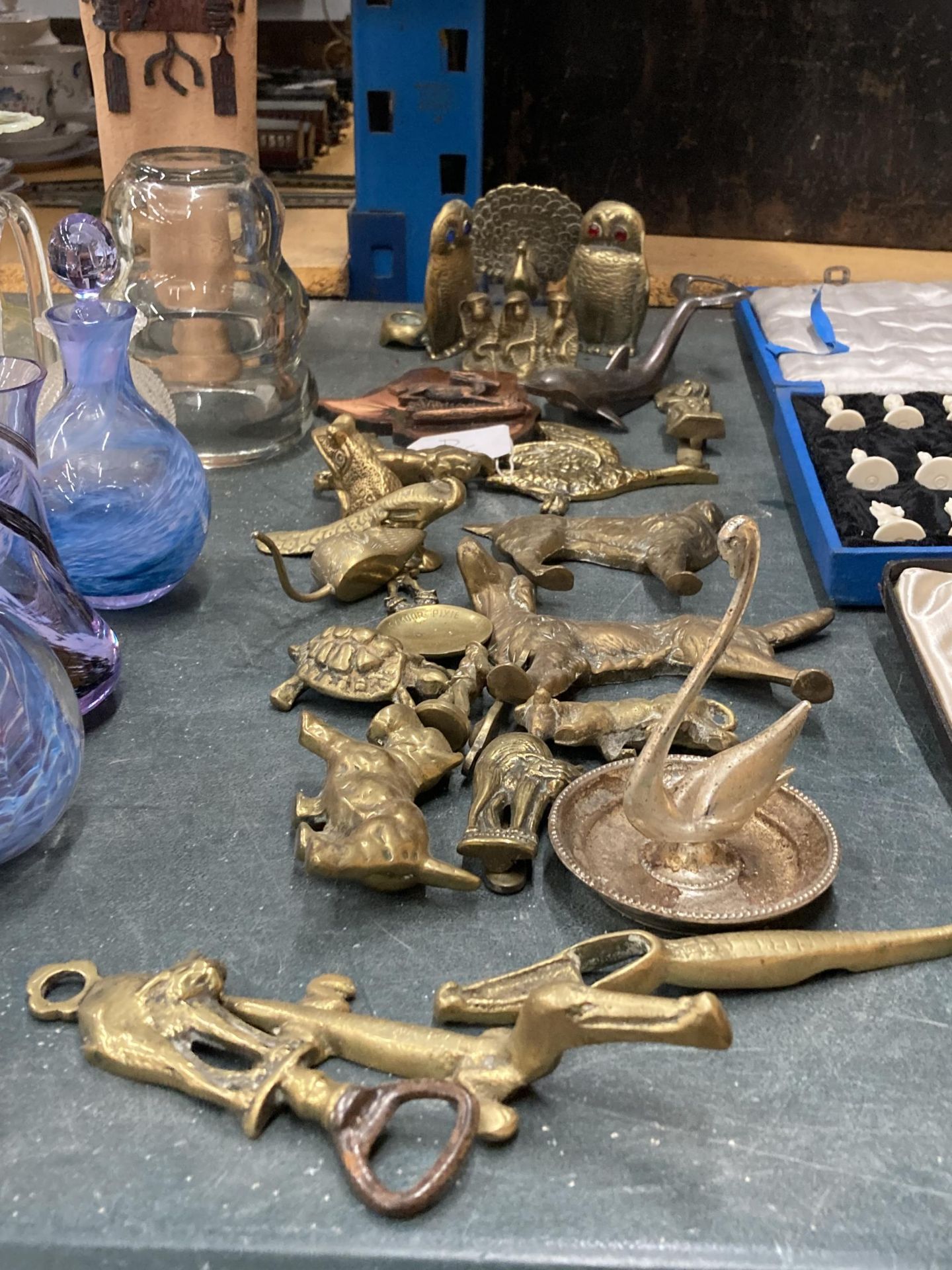 A QUANTITY OF BRASSWARE TO INCLUDE ANIMAL FIGURES, BOTTLE OPENERS - Image 2 of 5