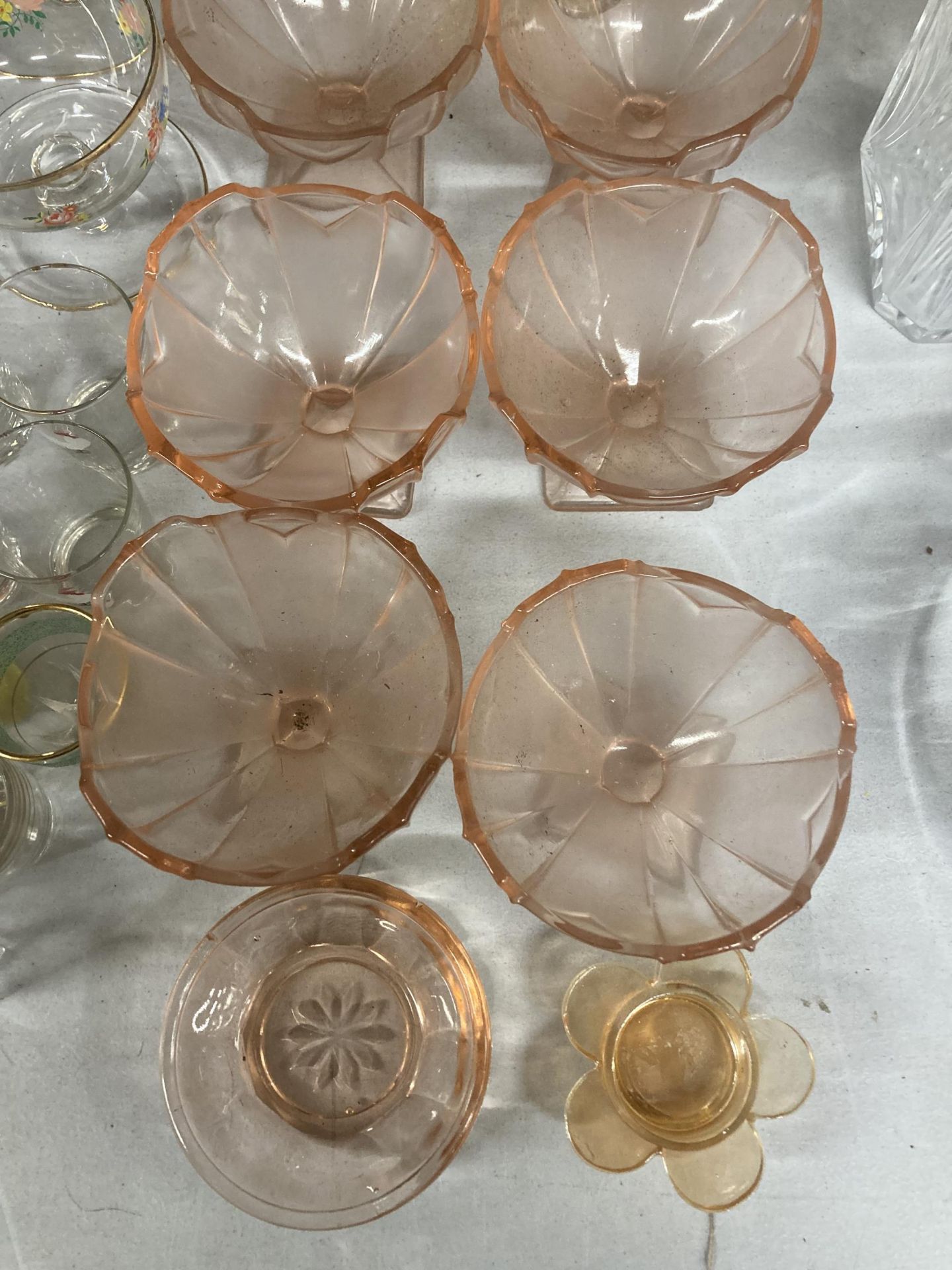 A QUANTITY OF VINTAGE GLASSWARE TO INCLUDE A TRIFLE BOWL, DESSERT BOWLS, SHOT GLASSES, ETC - Bild 5 aus 5