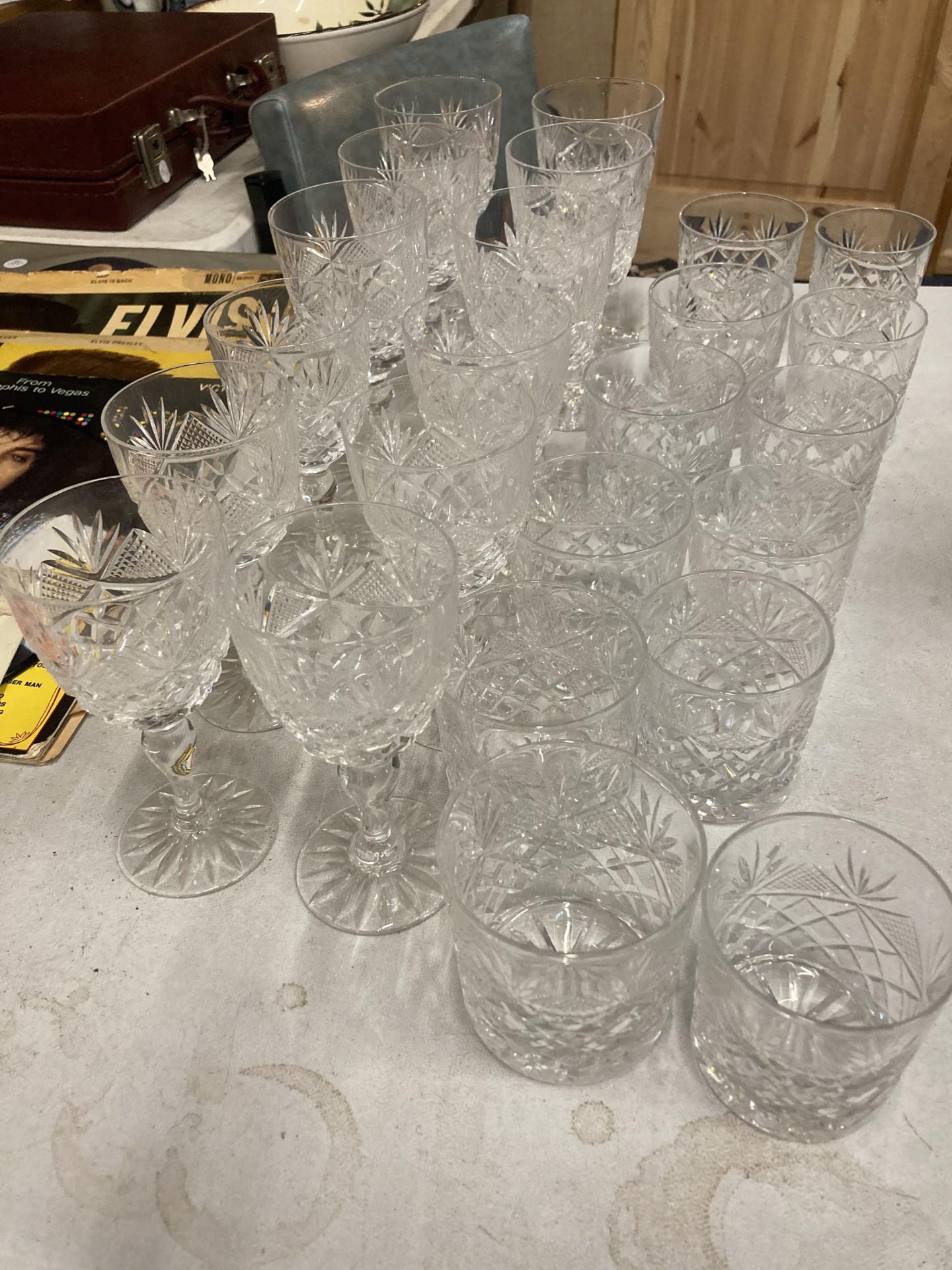 A QUANTITY OF CUT GLASSES TO INCLUDE WINE AND TUMBLERS