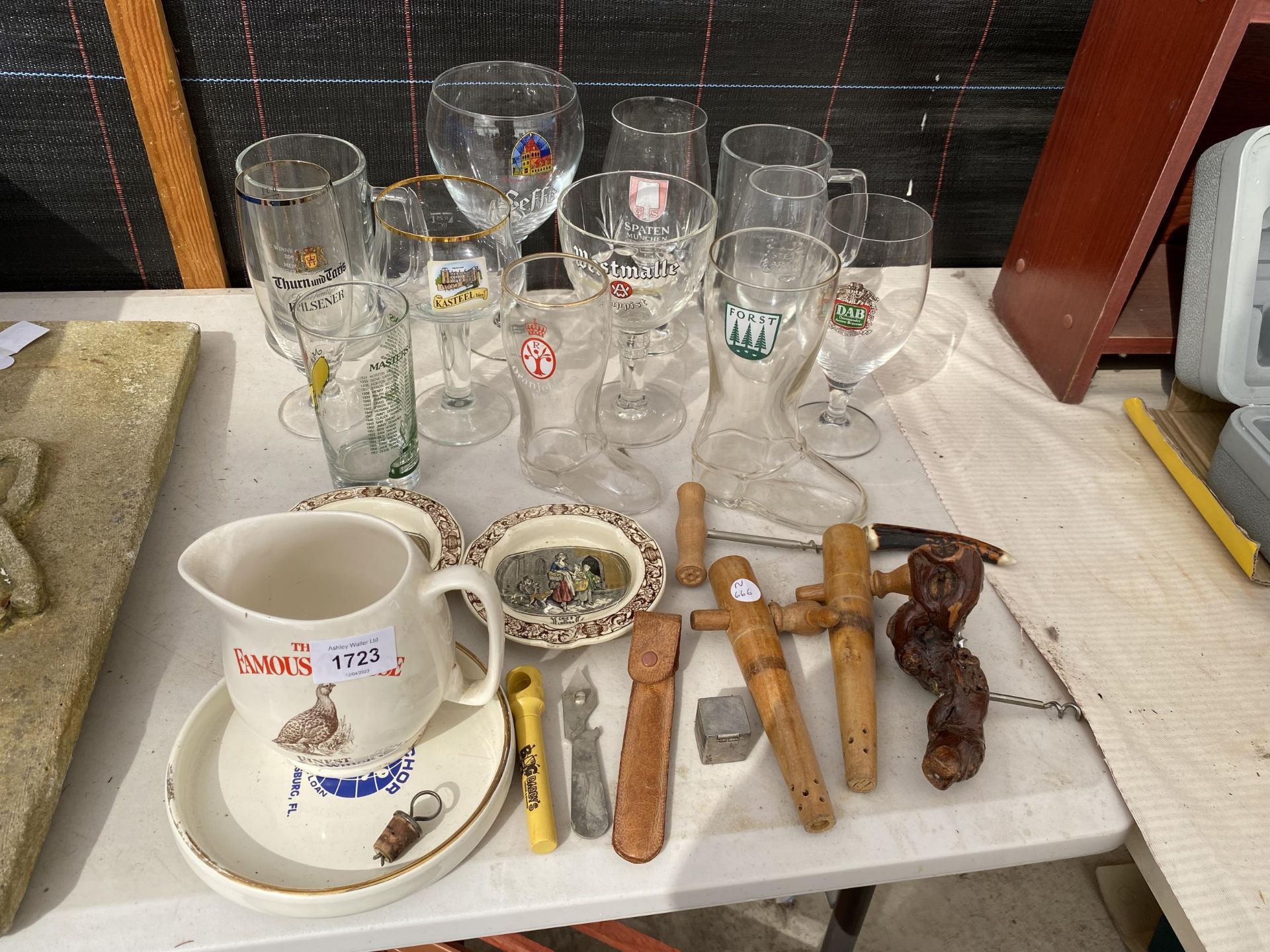 AN ASSORTMENT OF VINTAGE BREWERY ITEMS TO INCLUDE A FAMOUS GROUSE JUG, BRANDED GLASSES AND ASH TRAYS