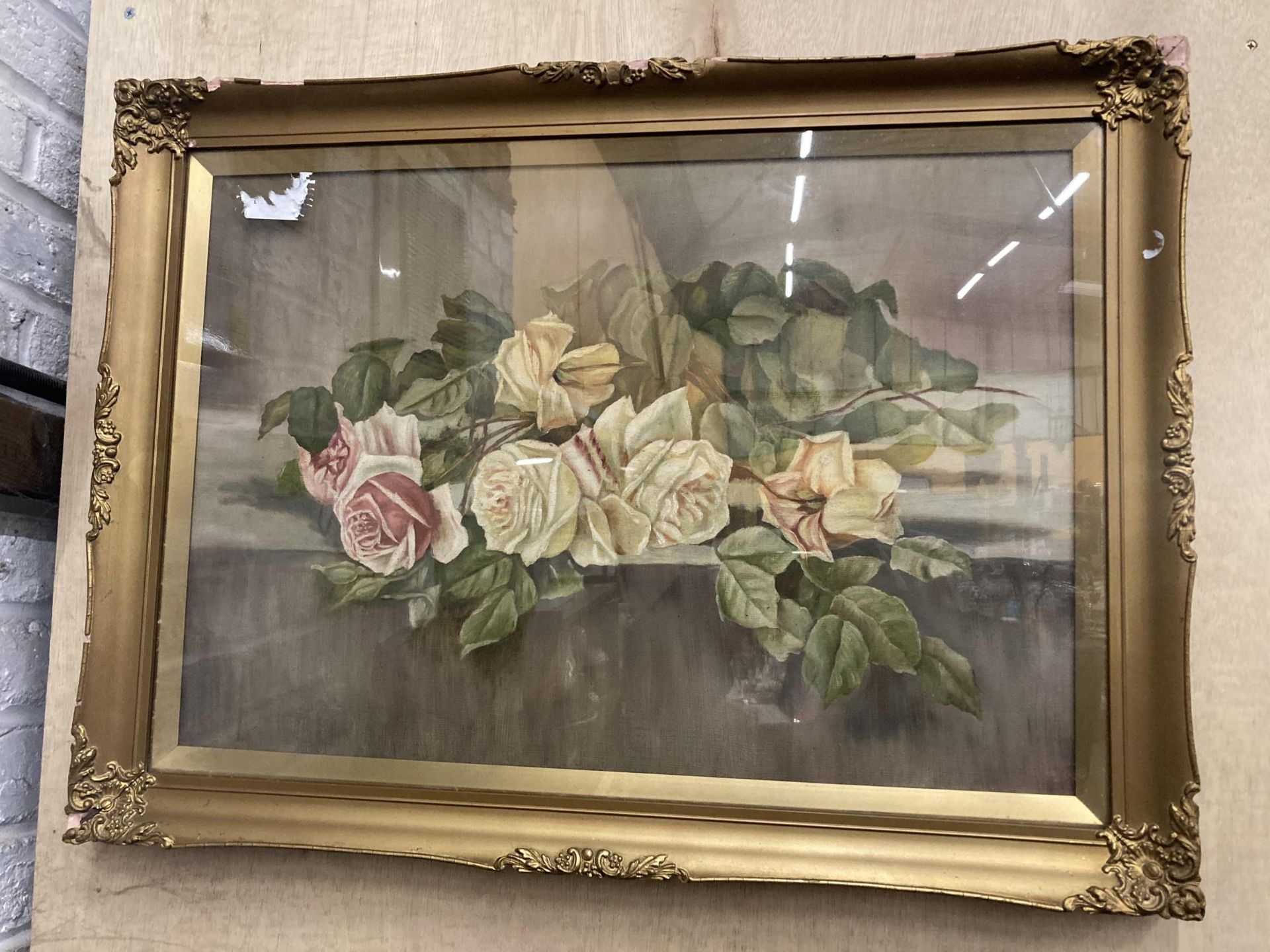 A GILT FRAMED STILL LIFE OIL PAINTING OF ROSES 78CM X 58CM - Image 4 of 4