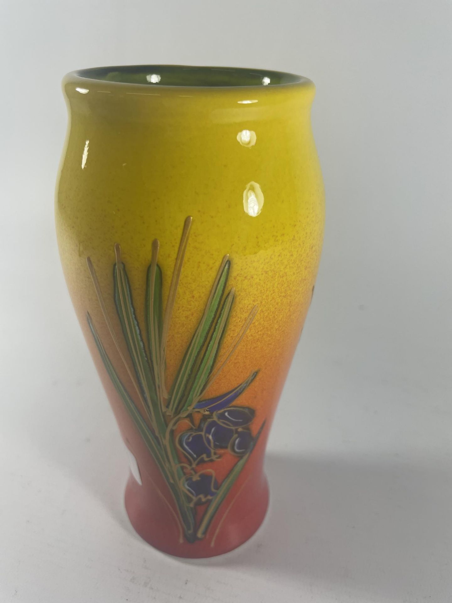 AN ANITA HARRIS HAND PAINTED AND SIGNED VASE - BLUEBELLS - Image 2 of 4