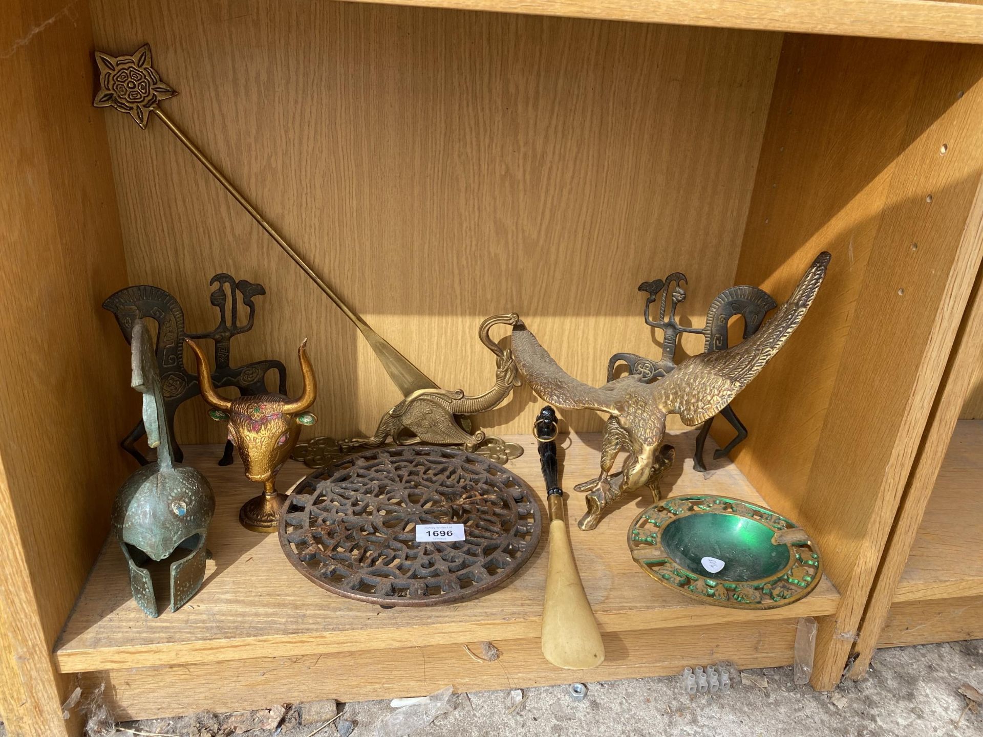 AN ASSORTMENT OF METAL WARE ITEMS TO INCLUDE A BRASS EAGLE AND TRIVET STANDS ETC