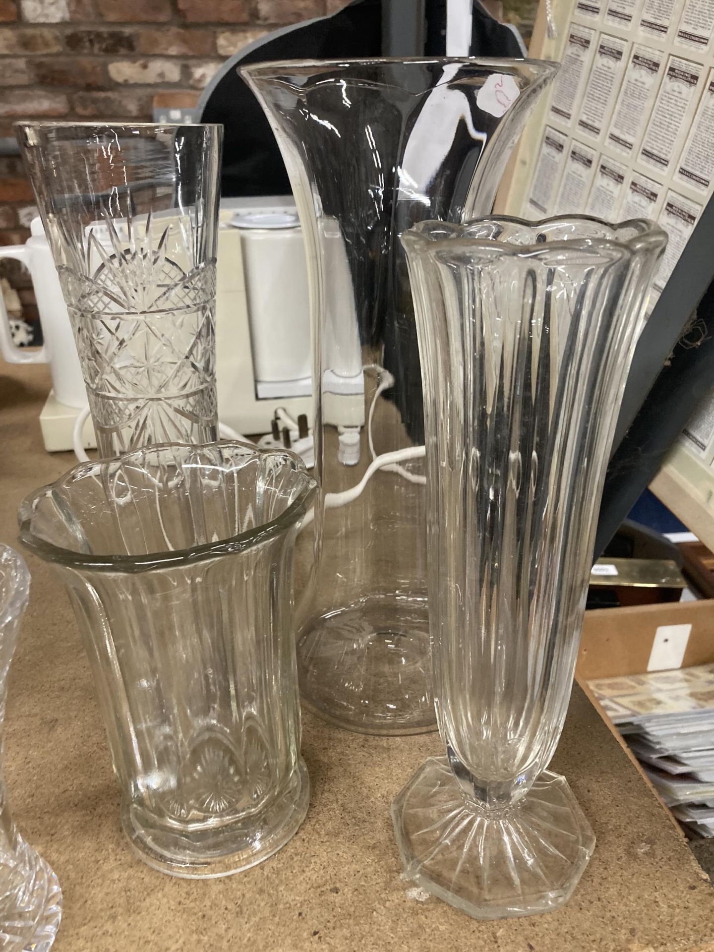 SIX GLASS VASES OF VARYING SIZES - Image 4 of 4