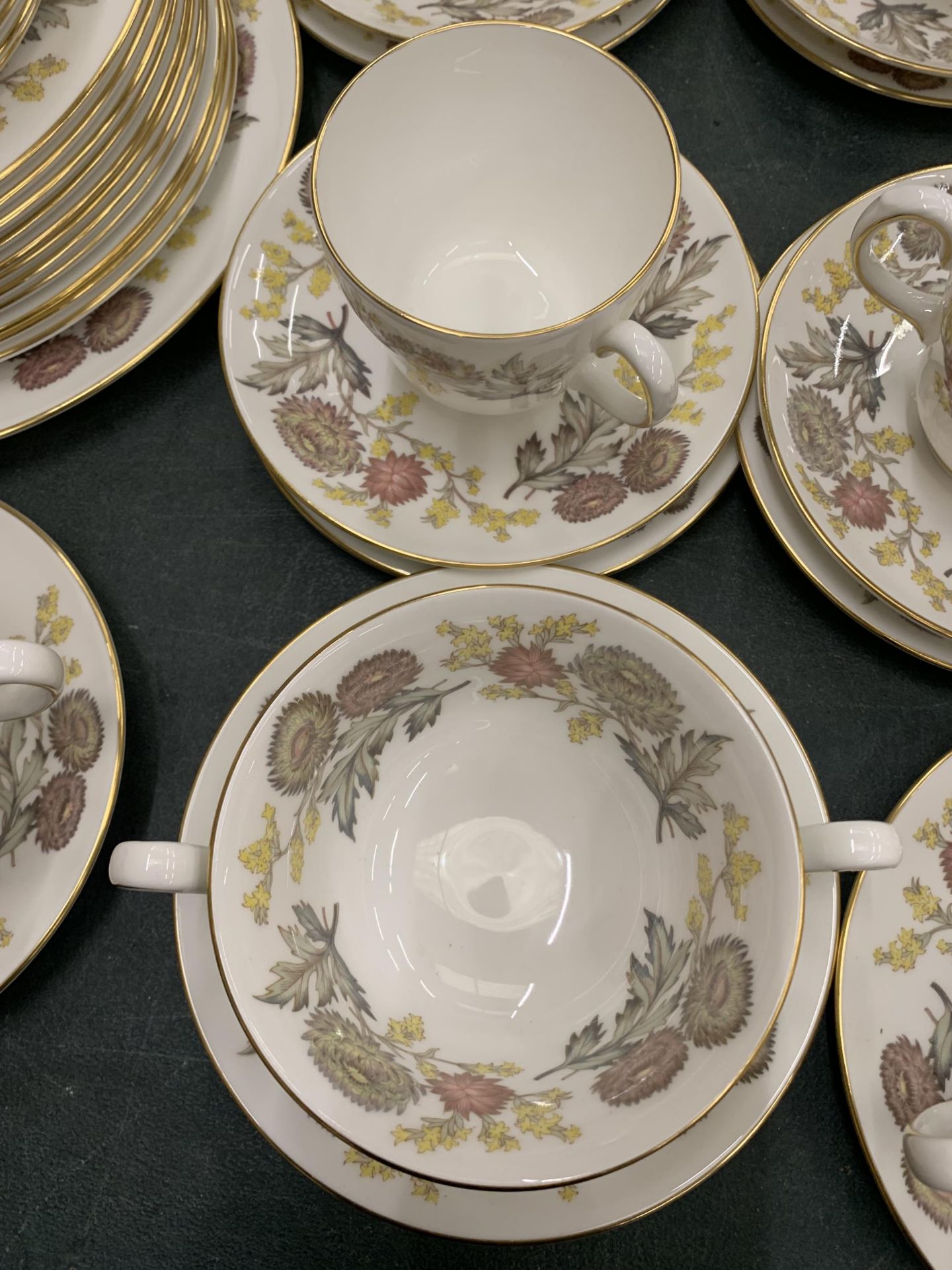 A LARGE QUANTITY WEDGWOOD 'DITCHFIELD' DINNER SERVICE TO INCLUDE SERVING TUREENS, VARIOUS SIZES OF - Image 3 of 8