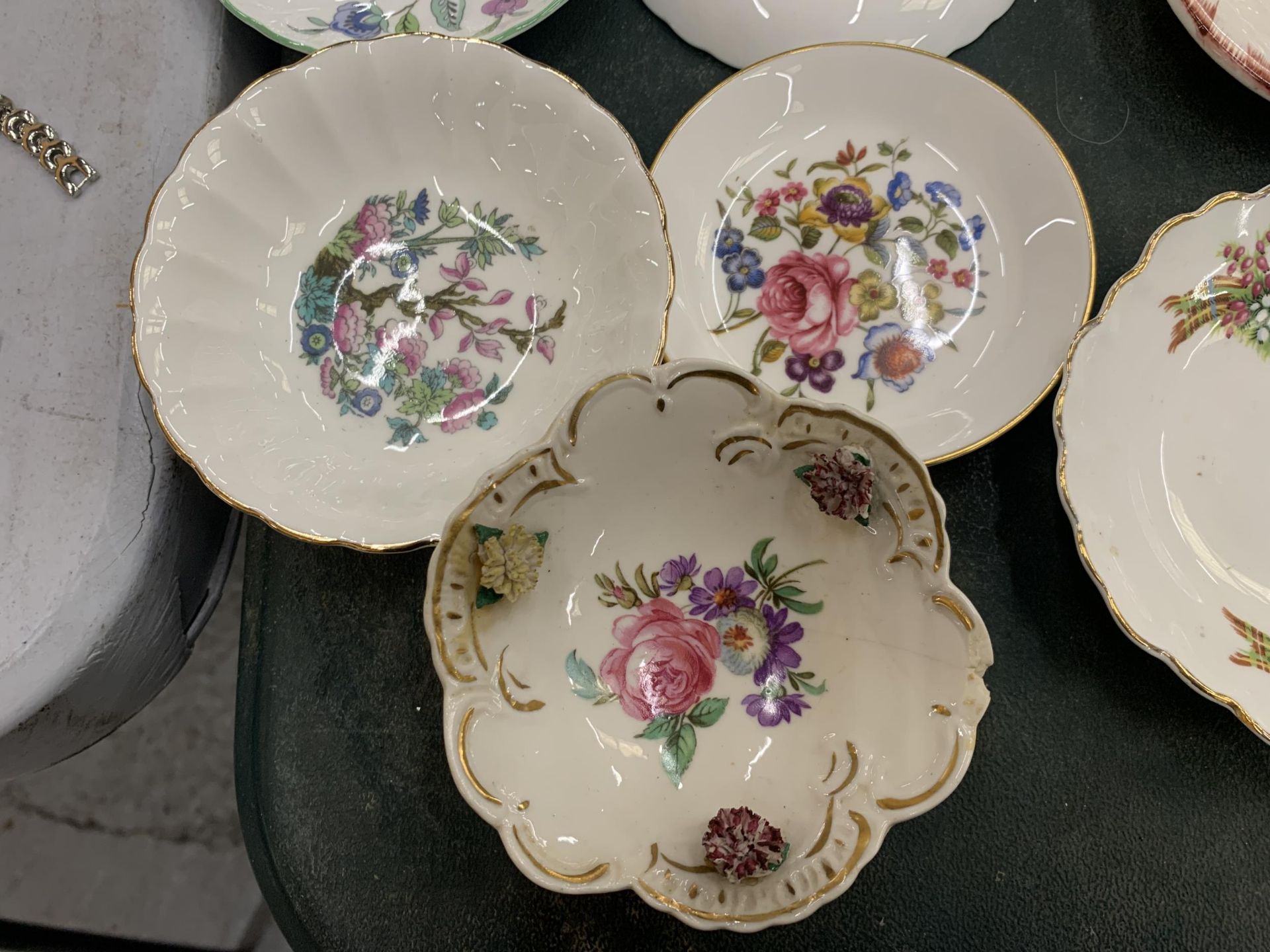 A LARGE QUANTITY OF CHINA TRINKET DISHES AND PIN TRAYS TO INCLUDE ROYAL WORCESTER, MINTON, SPODE, - Image 7 of 9