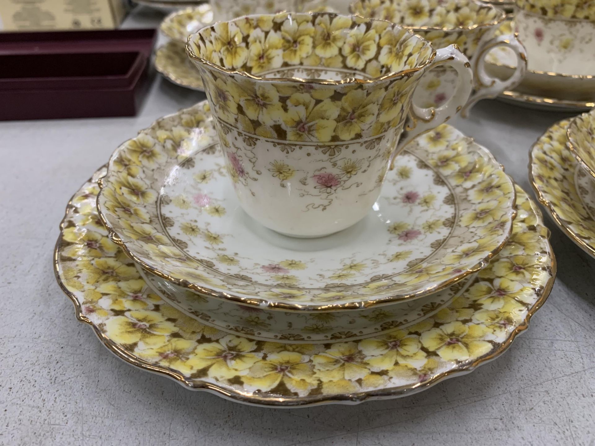 A VINTAGE CHAPMAN CHINA TEASET TO INCLUDE CUPS, SAUCERS, SIDE PLATES, CAKE PLATES A CREAM JUG AND - Image 2 of 4