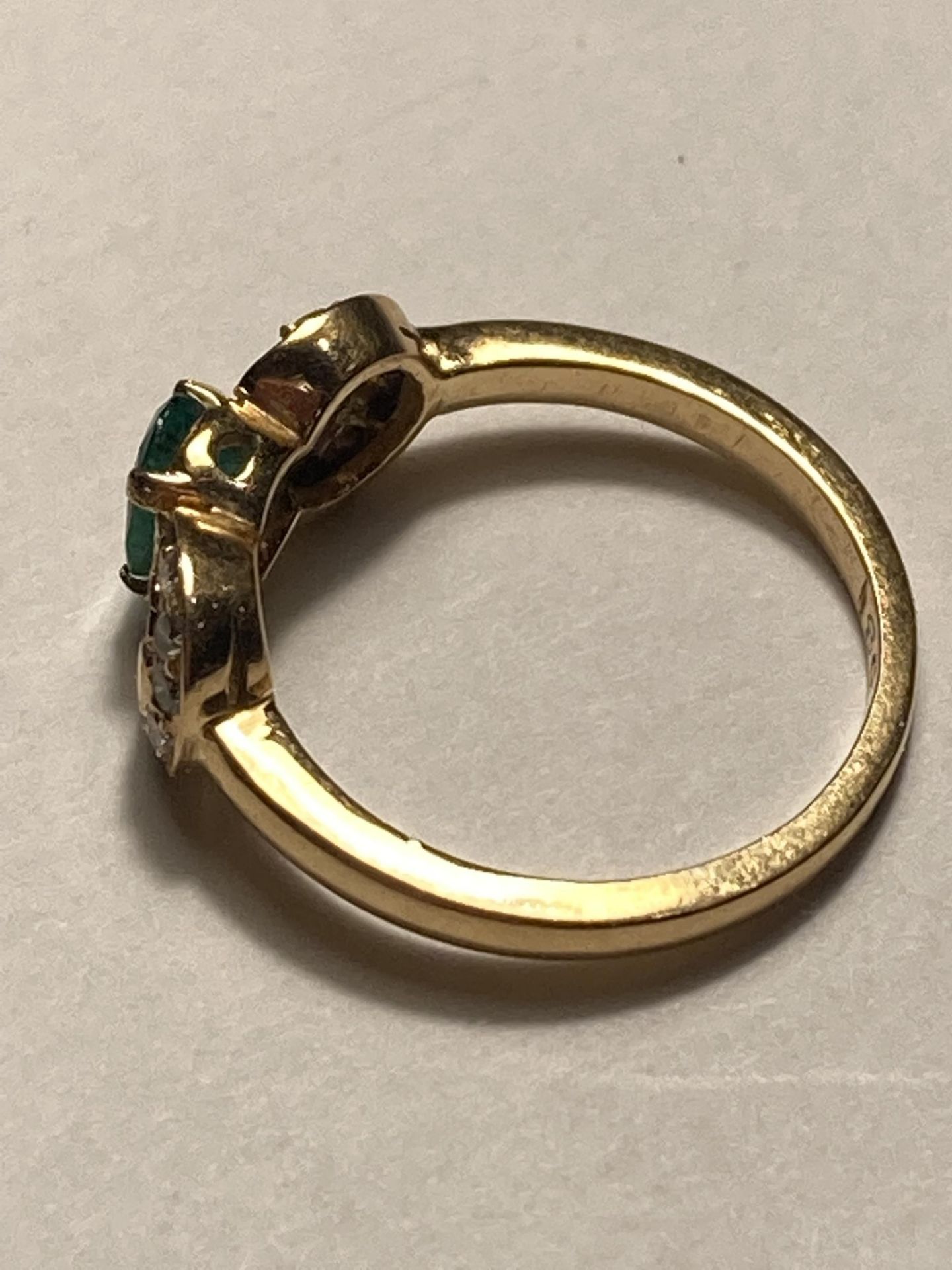 A 18 CARAT GOLD RING WITH A CENTRE GREEN STONE AND DIAMONDS SIZE J/K - Image 2 of 3