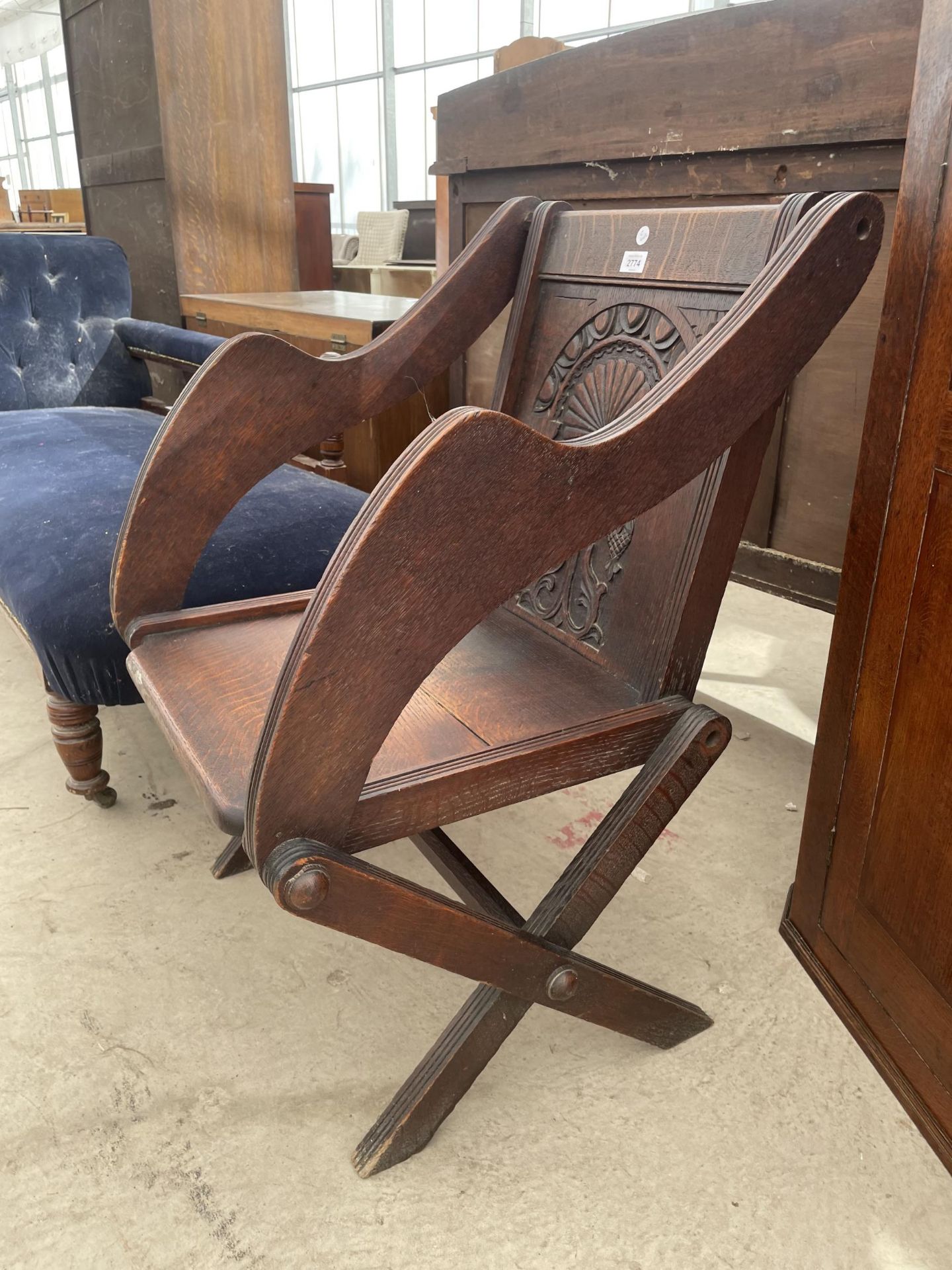 AN OAK LATE 19TH CENTURY GLASTONBURY TYPE CHAIR WITH CARVED BACK PANEL - Image 2 of 4