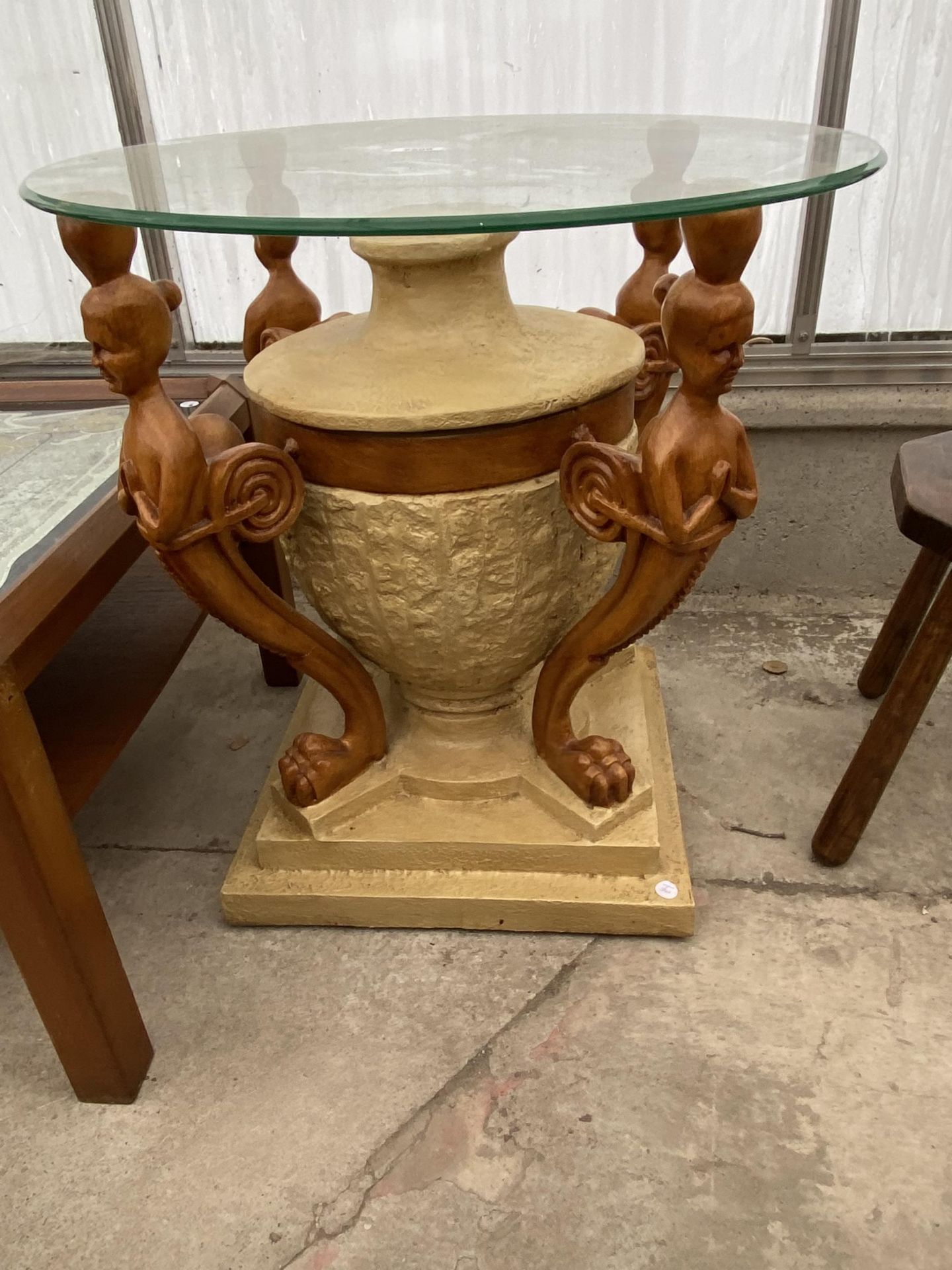 A RESIN LAMP TABLE ON URN SHAPED BASE SUPPORTED BY MYTHICAL FIGURES WITH GLASS TOP, 23.5" DIAMETER - Bild 2 aus 3