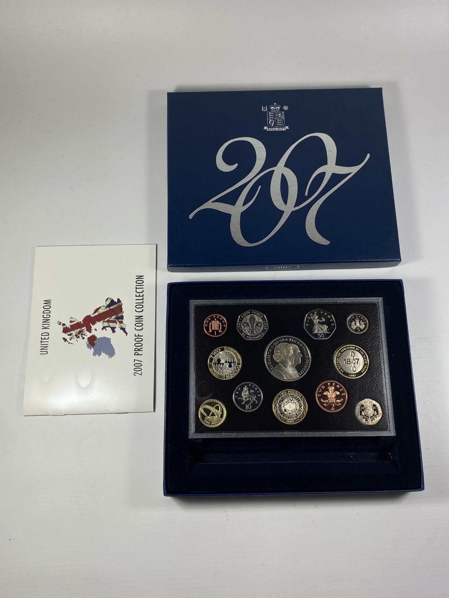 A 2007 ROYAL MINT CASED PROOF COIN SET