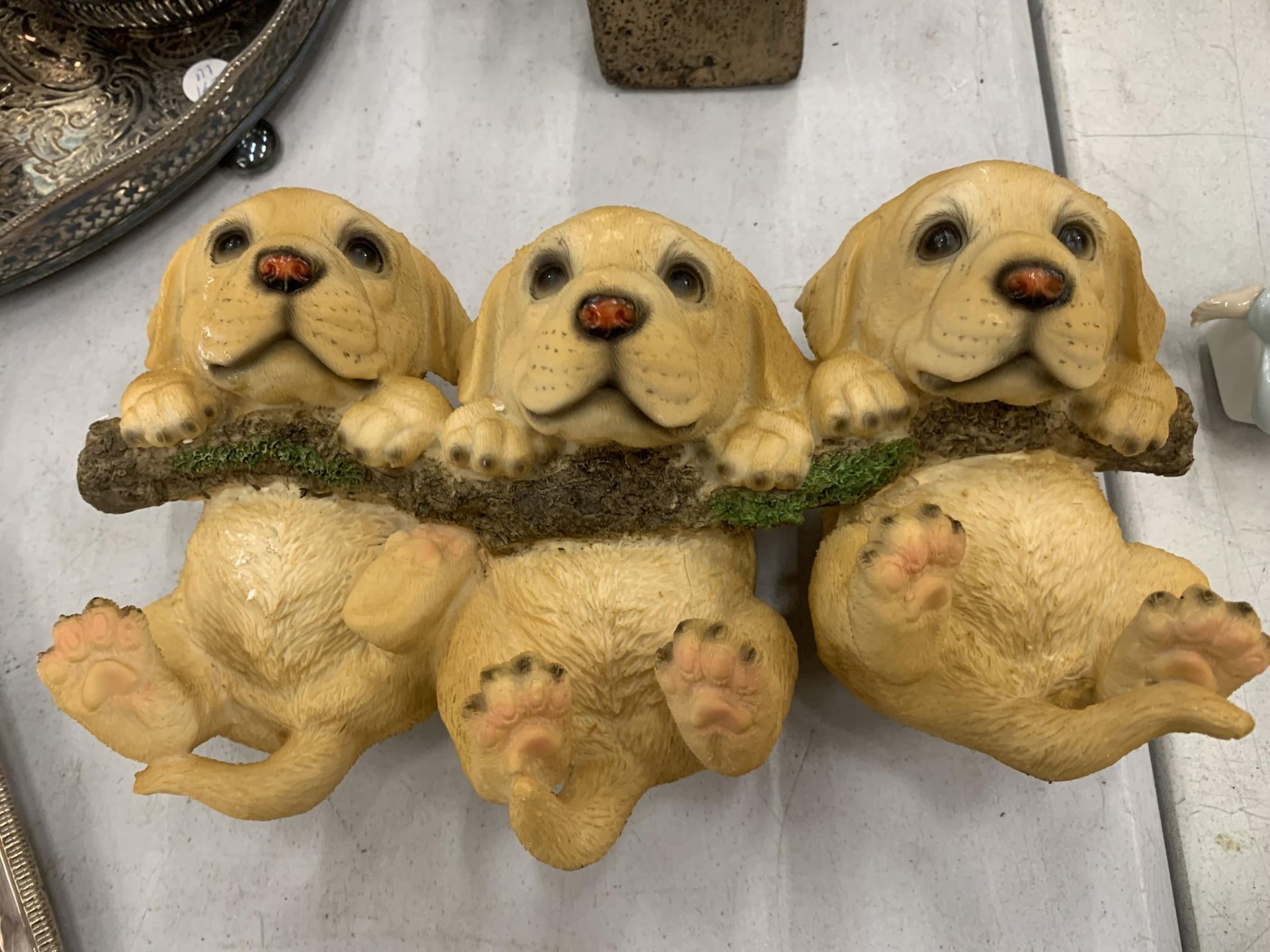 A PAIR OF DECORATIVE STONE BIRDS AND A LABRADOR PUPPIES COAT RACK - Image 2 of 4