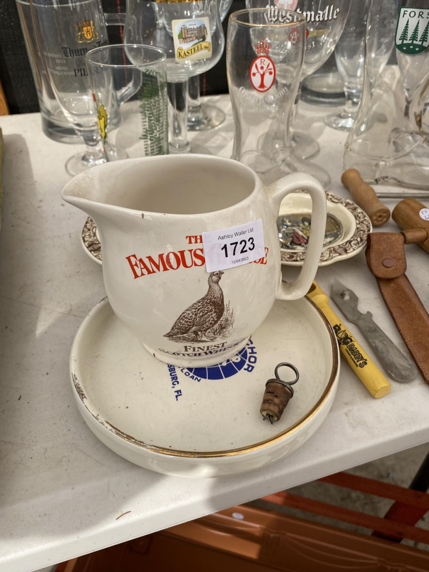 AN ASSORTMENT OF VINTAGE BREWERY ITEMS TO INCLUDE A FAMOUS GROUSE JUG, BRANDED GLASSES AND ASH TRAYS - Bild 2 aus 4