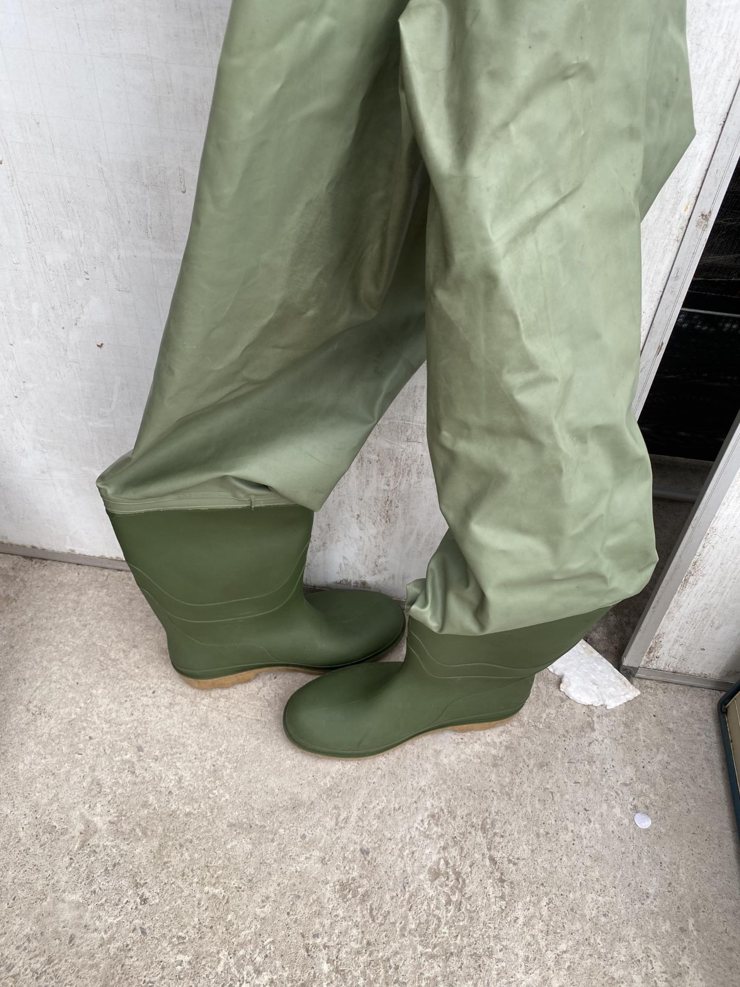 A PAIR OF SIZE 11 OCEAN FISHING CHEST WADERS - Image 2 of 4