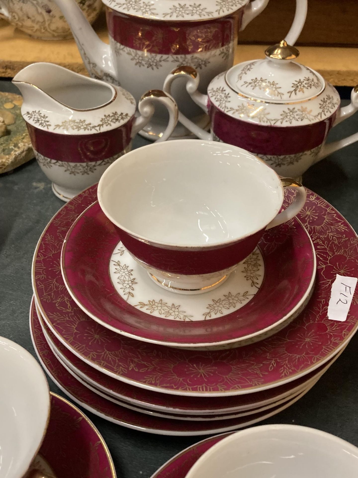 A VINTAGE JAPANESE TEASET TO INCLUDE A TEAPOT, CREAM JUG, LIDDED SUGAR BASIN, CUPS, SAUCERS AND SIDE - Image 3 of 5