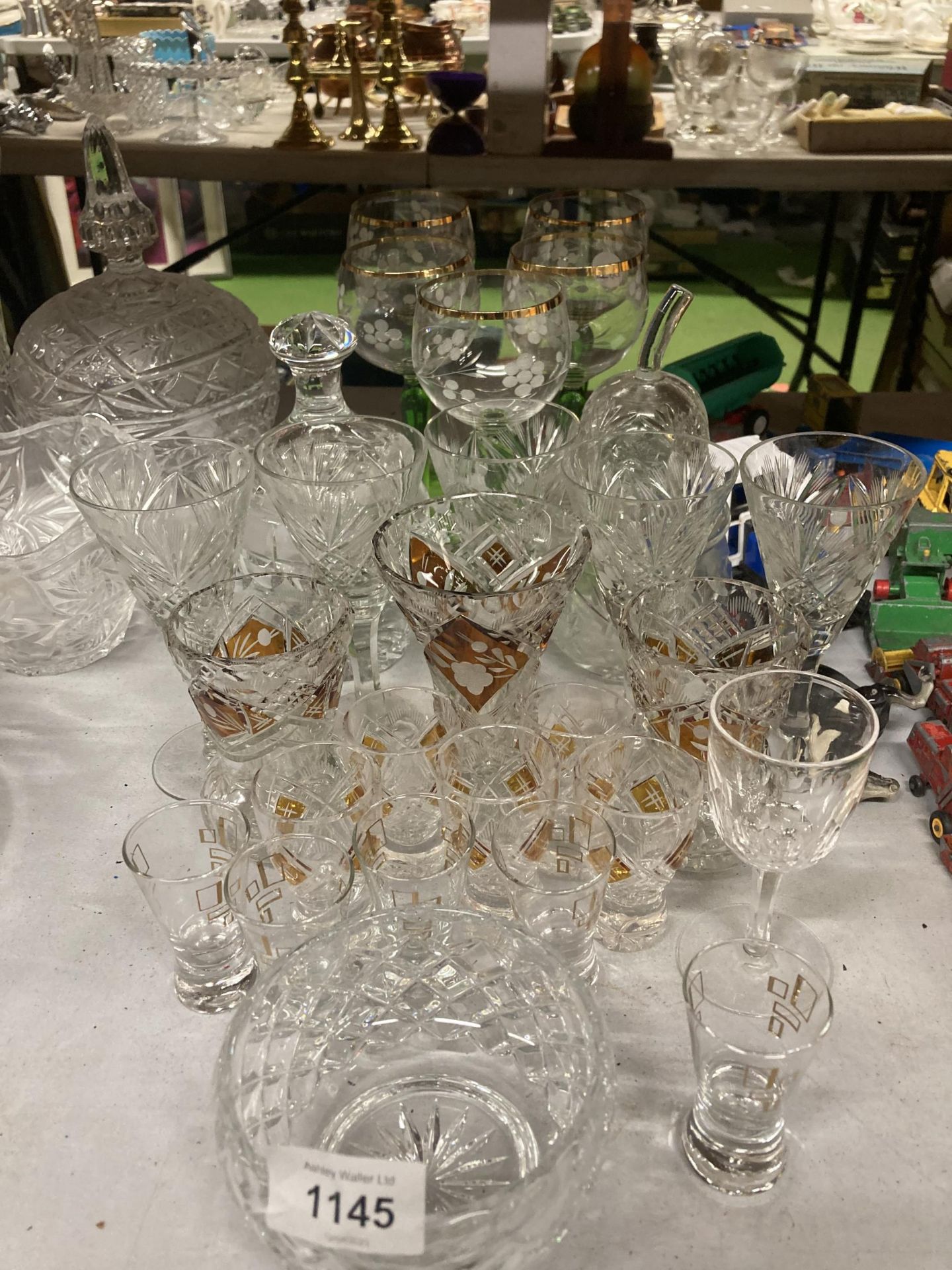 A QUANTITY OF CLEAR GLASSWARE TO INCLUDE VASES, BOWLS, ETC - Image 4 of 7