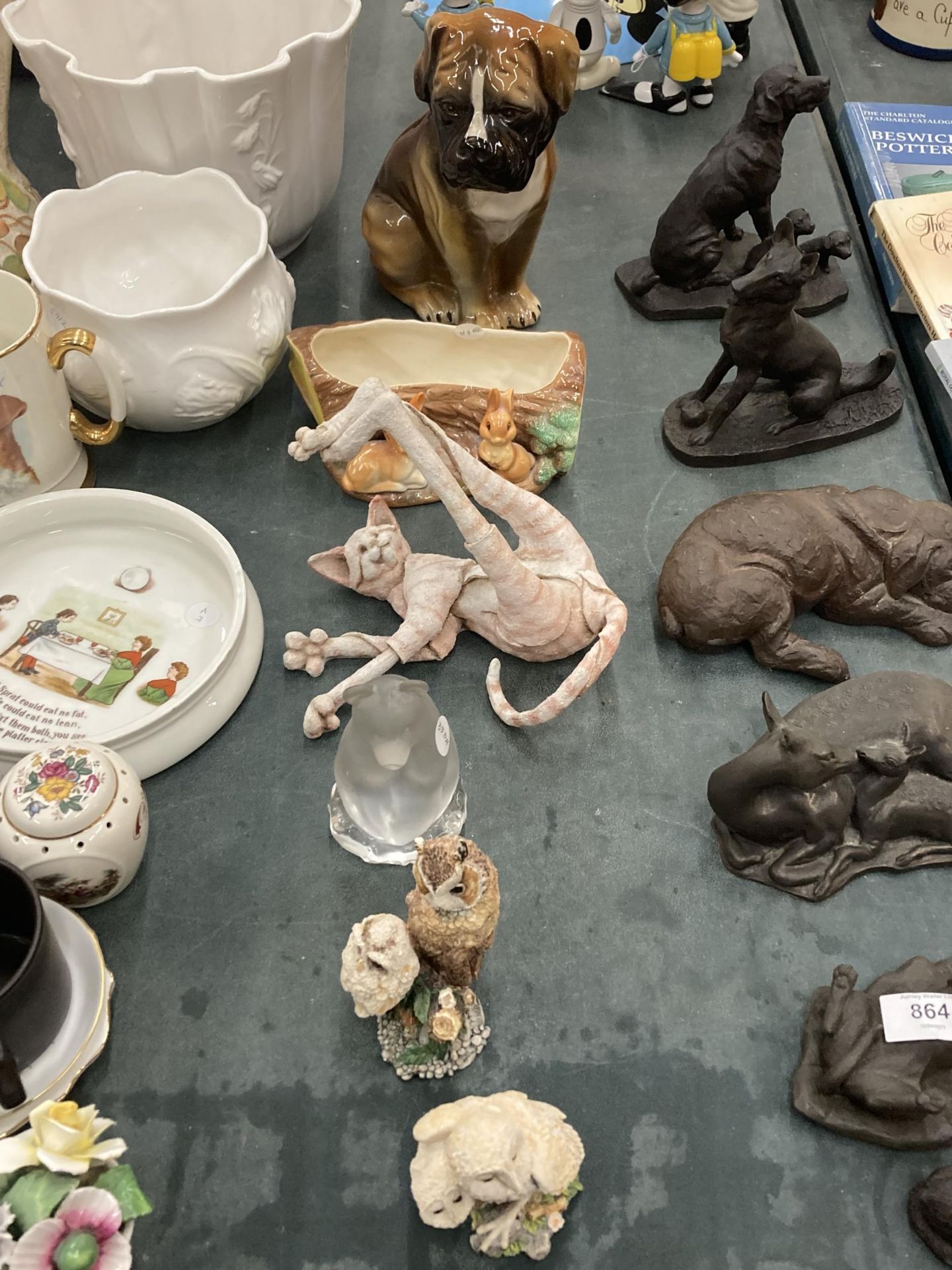 A QUANTITY OF ANIMAL FIGURES TO INCLUDE OWLS, A LARGE DOG, COUNTRY ARTISTS, QUIRKY CAT, GLASS BEAR