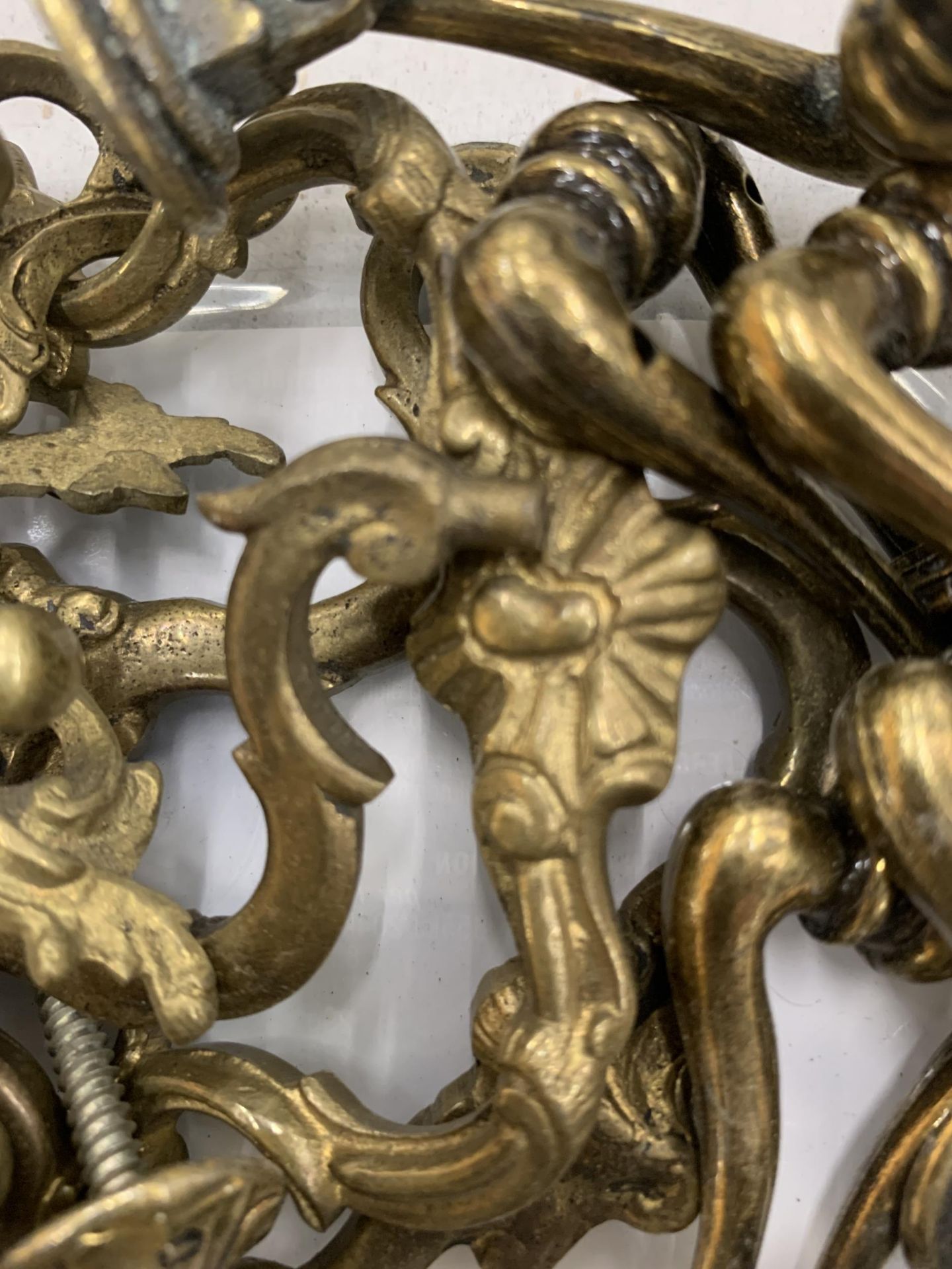 A QUANTITY OF VINTAGE STYLE BRASS HANDLES - Image 3 of 4