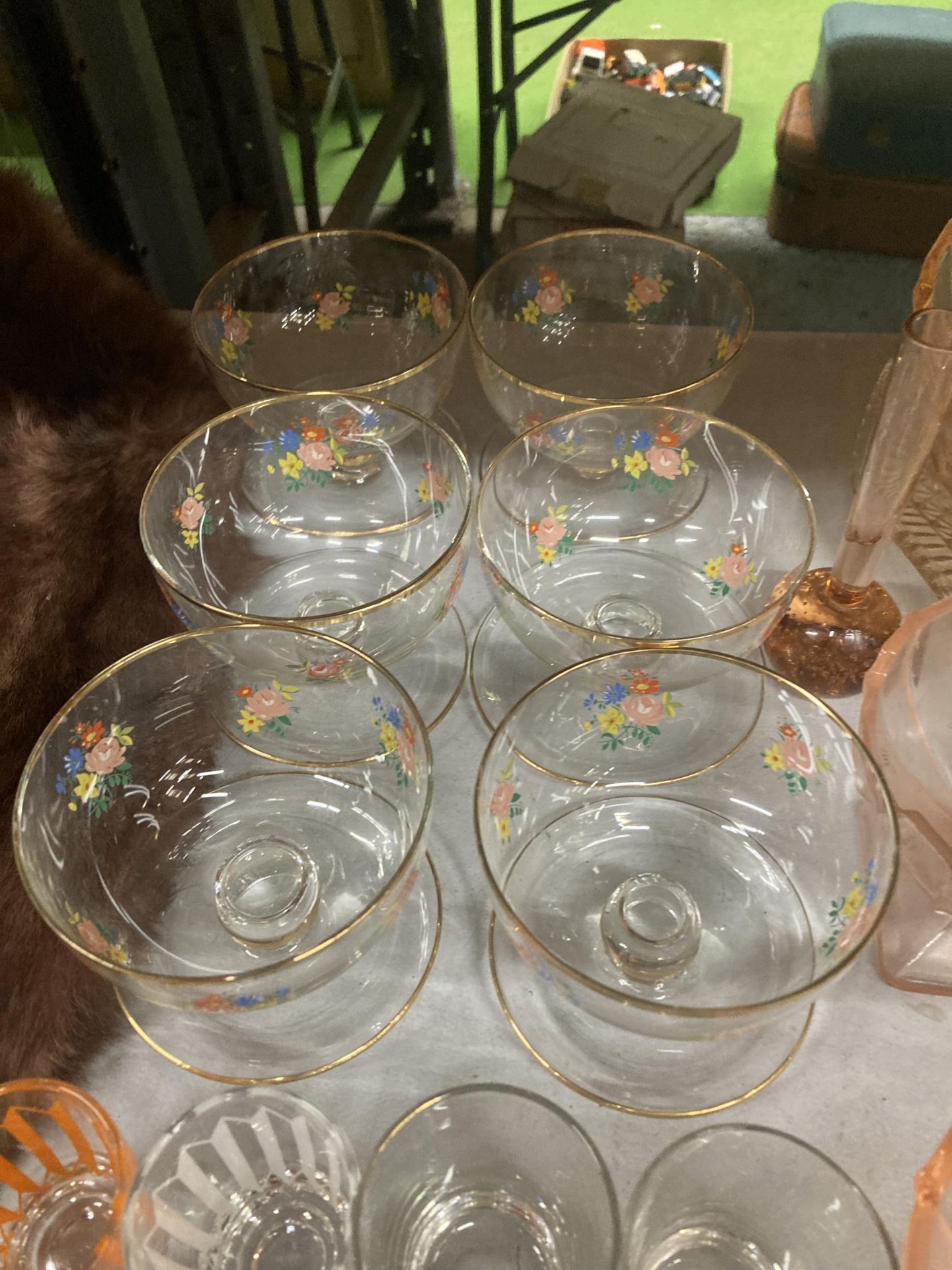 A QUANTITY OF VINTAGE GLASSWARE TO INCLUDE A TRIFLE BOWL, DESSERT BOWLS, SHOT GLASSES, ETC - Bild 3 aus 5