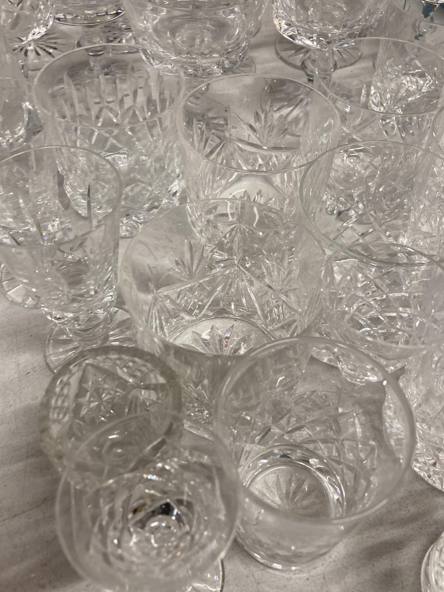 A LARGE QUANTITY OF CRYSTAL DRINKING GLASSES AND DESSERT BOWLS TO INCLUDE RED AND WHITE WINE, - Image 3 of 6