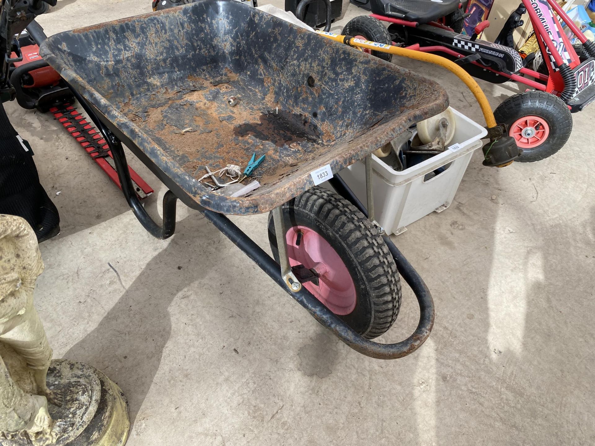 A METAL WHEEL BARROW - Image 3 of 3