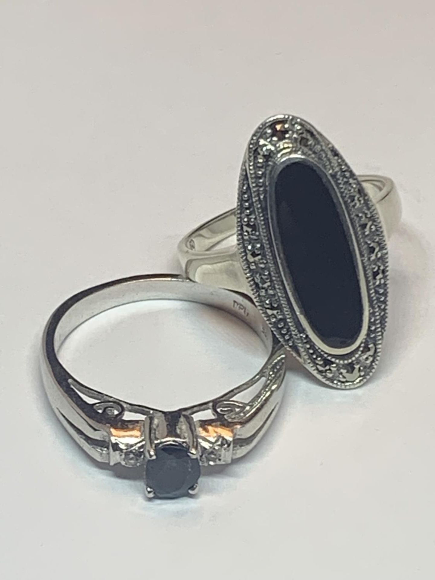 FOUR VARIOUS SILVER RINGS - Image 2 of 3