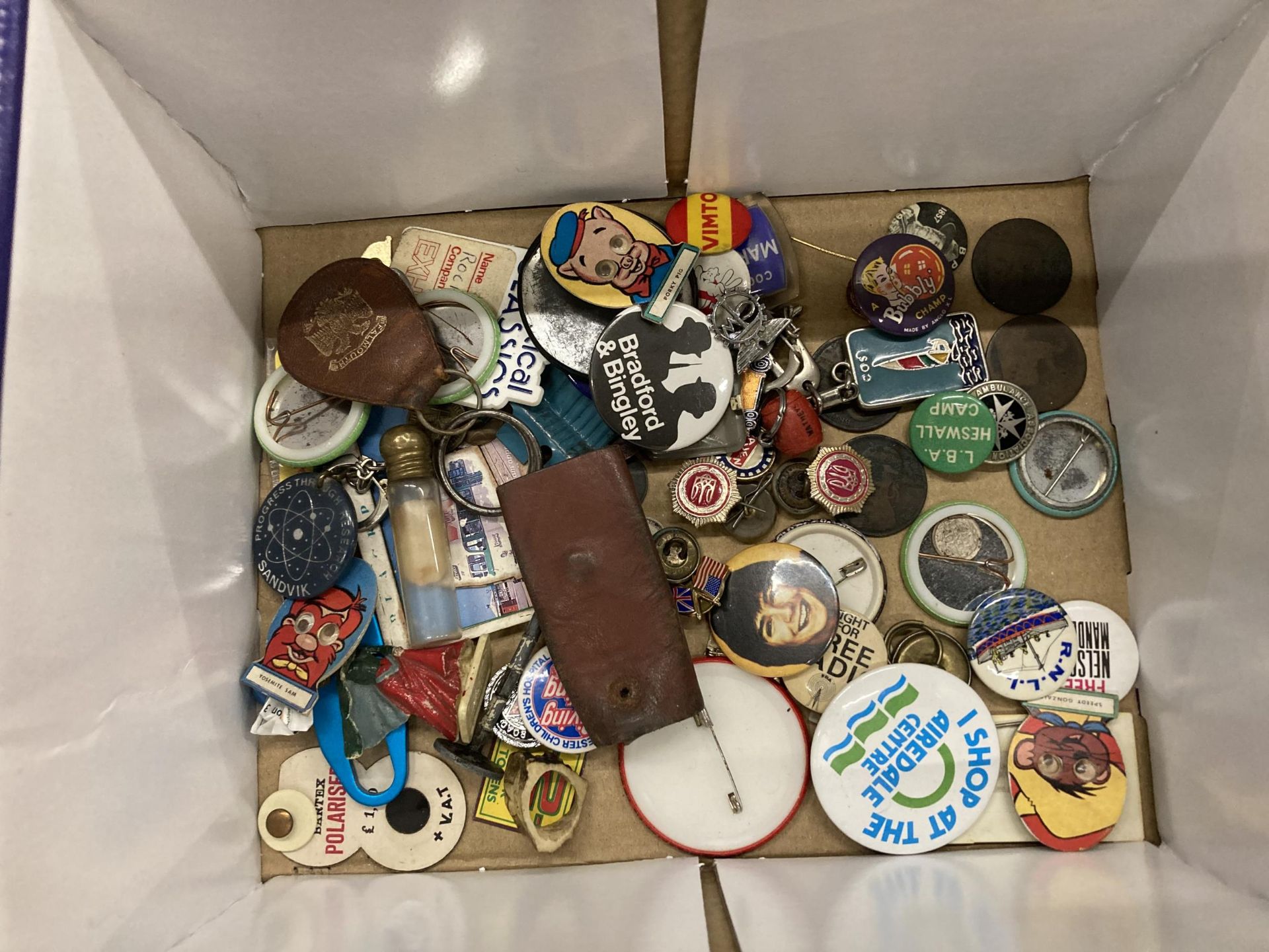 A QUANTITY OF BADGES AND PINS